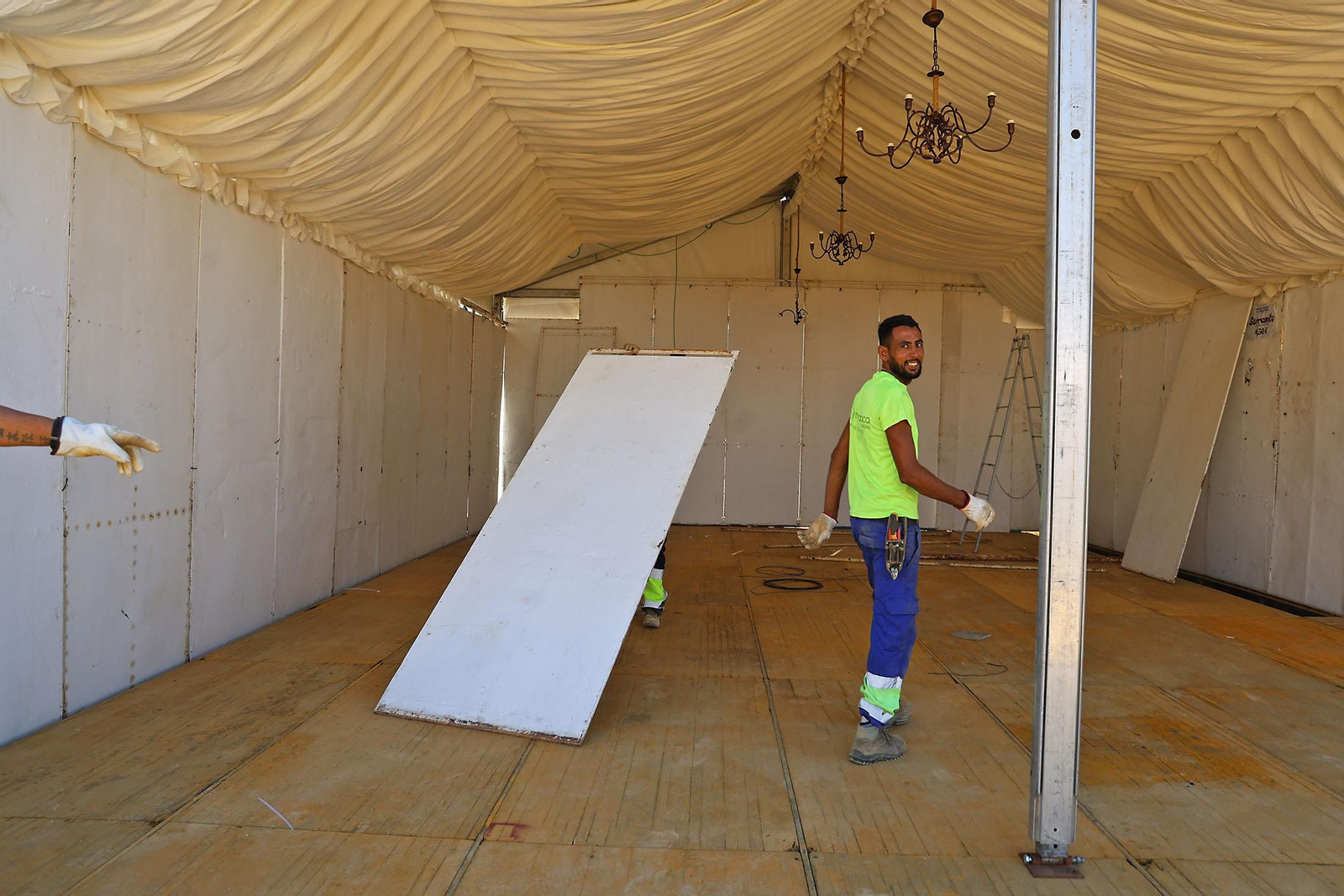 Pistoletazo de salida para la Feria de Otoño y del caballo de Huelva con el montaje de las casetas