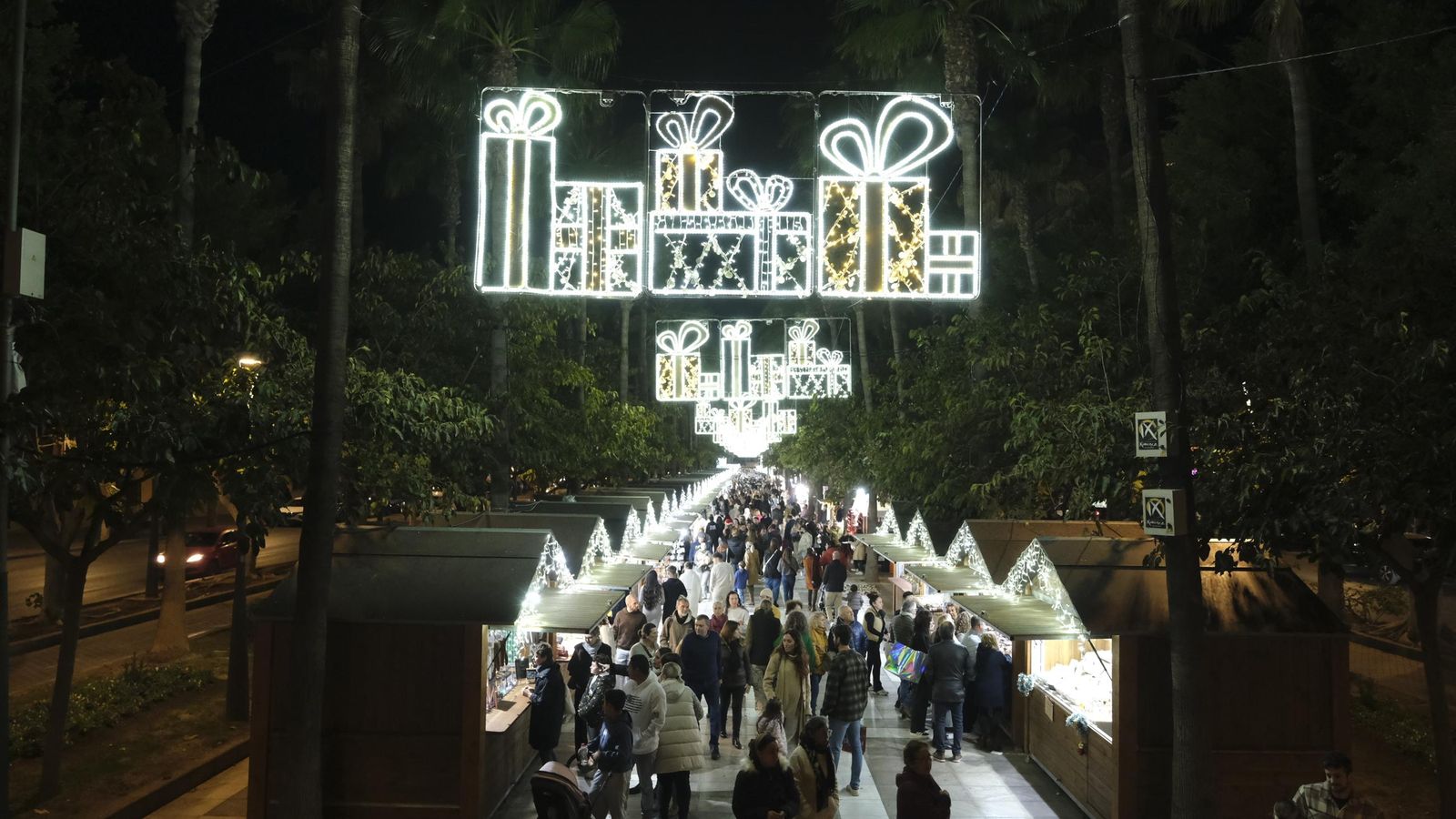 Espectacular panorámica del paseo iluminado en el Parque.