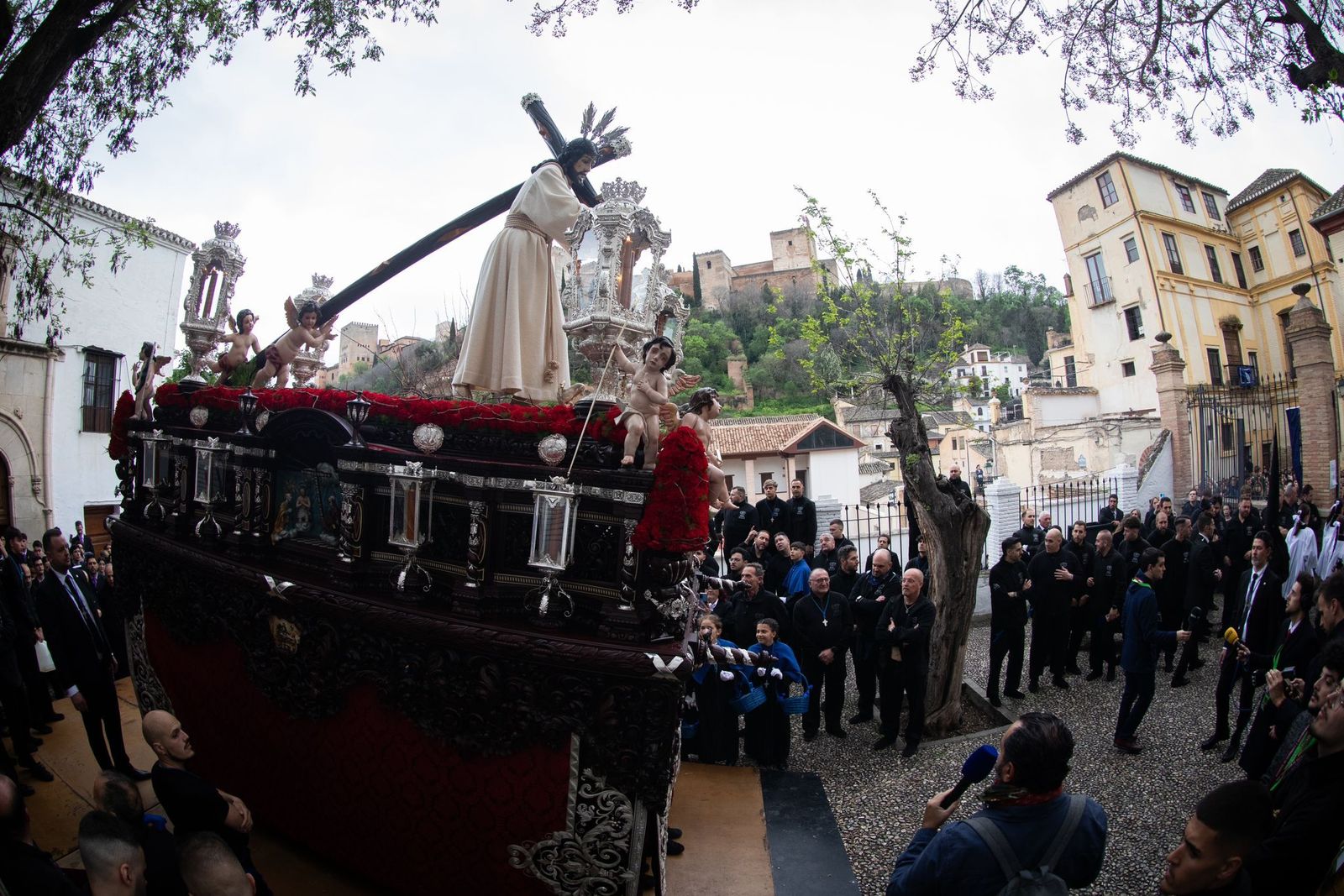 La Concha realiza su estación de penitencia en Granada