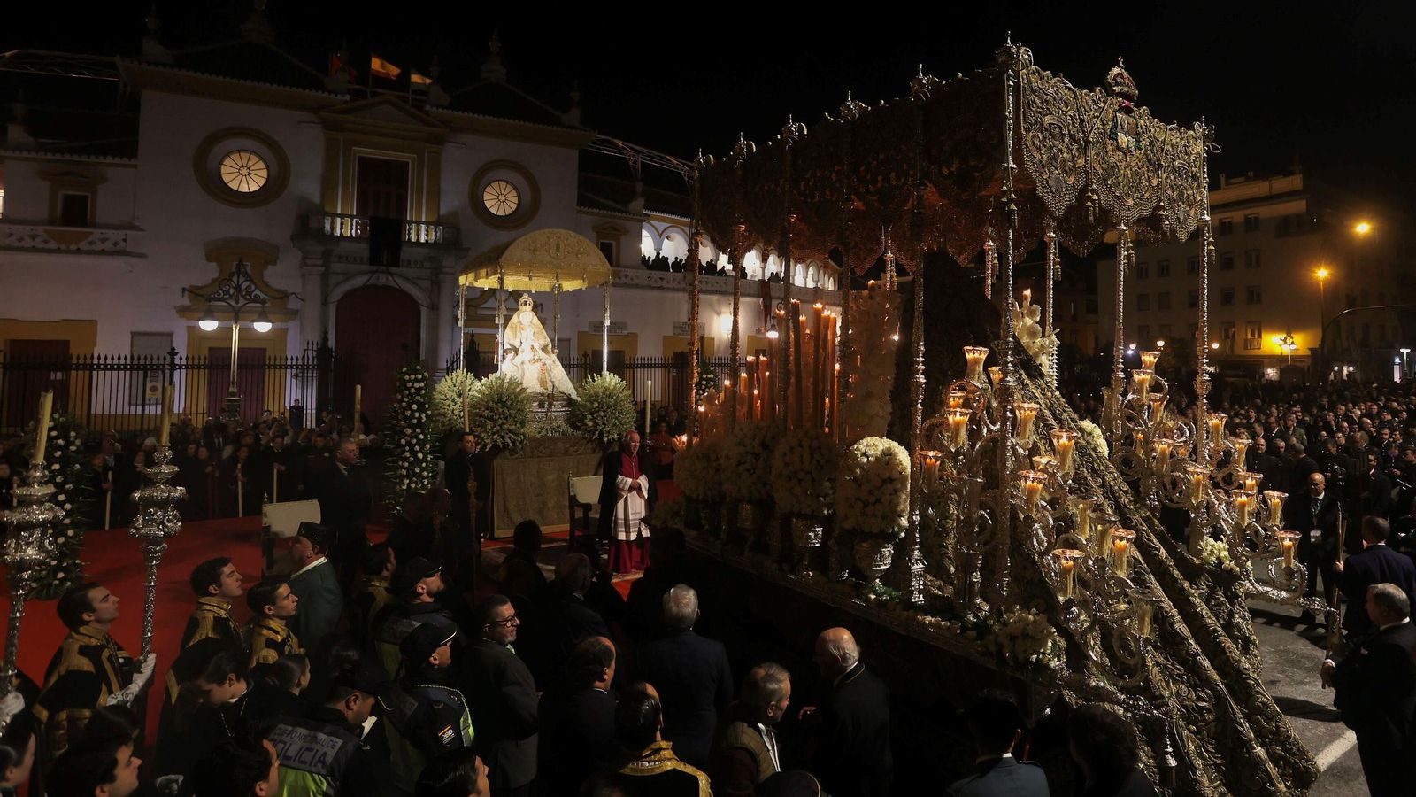 La Macarena y la Virgen de los Reyes frente a frente.