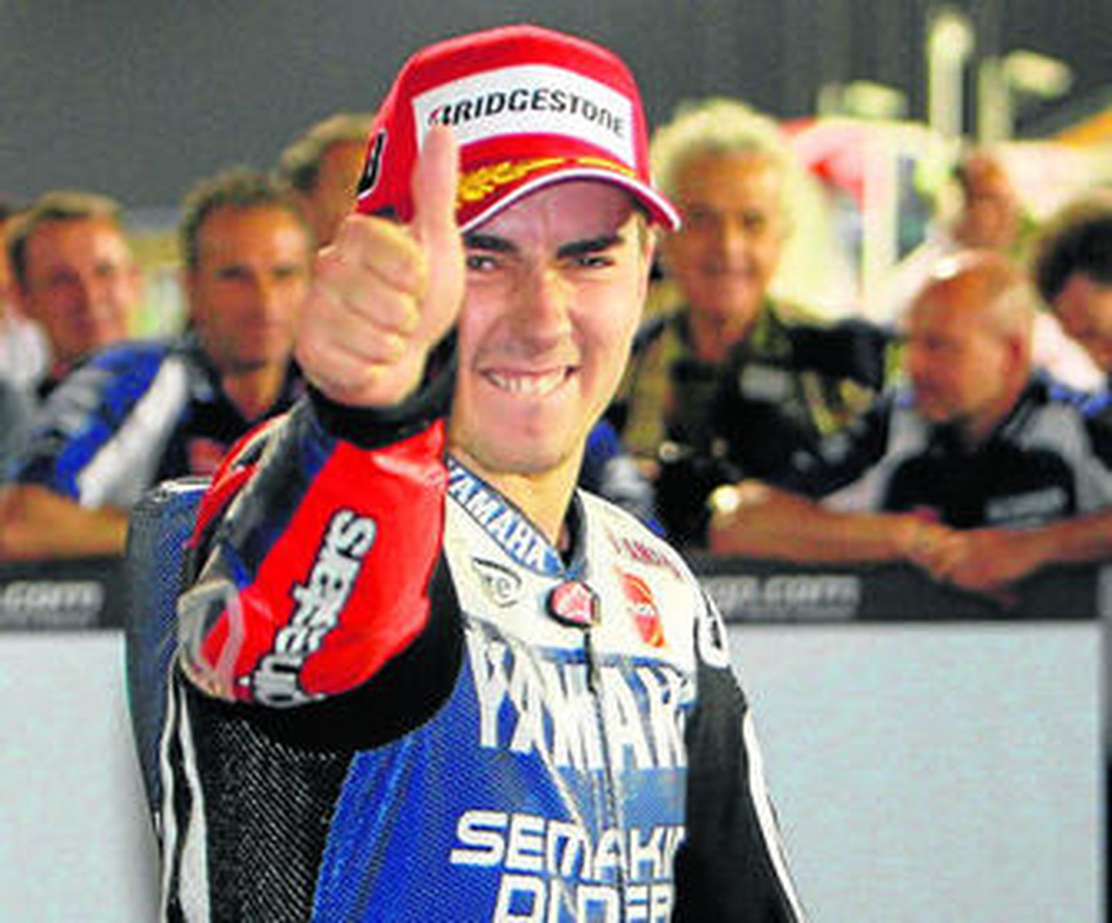Jorge Lorenzo, muy contento, saluda tras su primer éxito de la temporada.