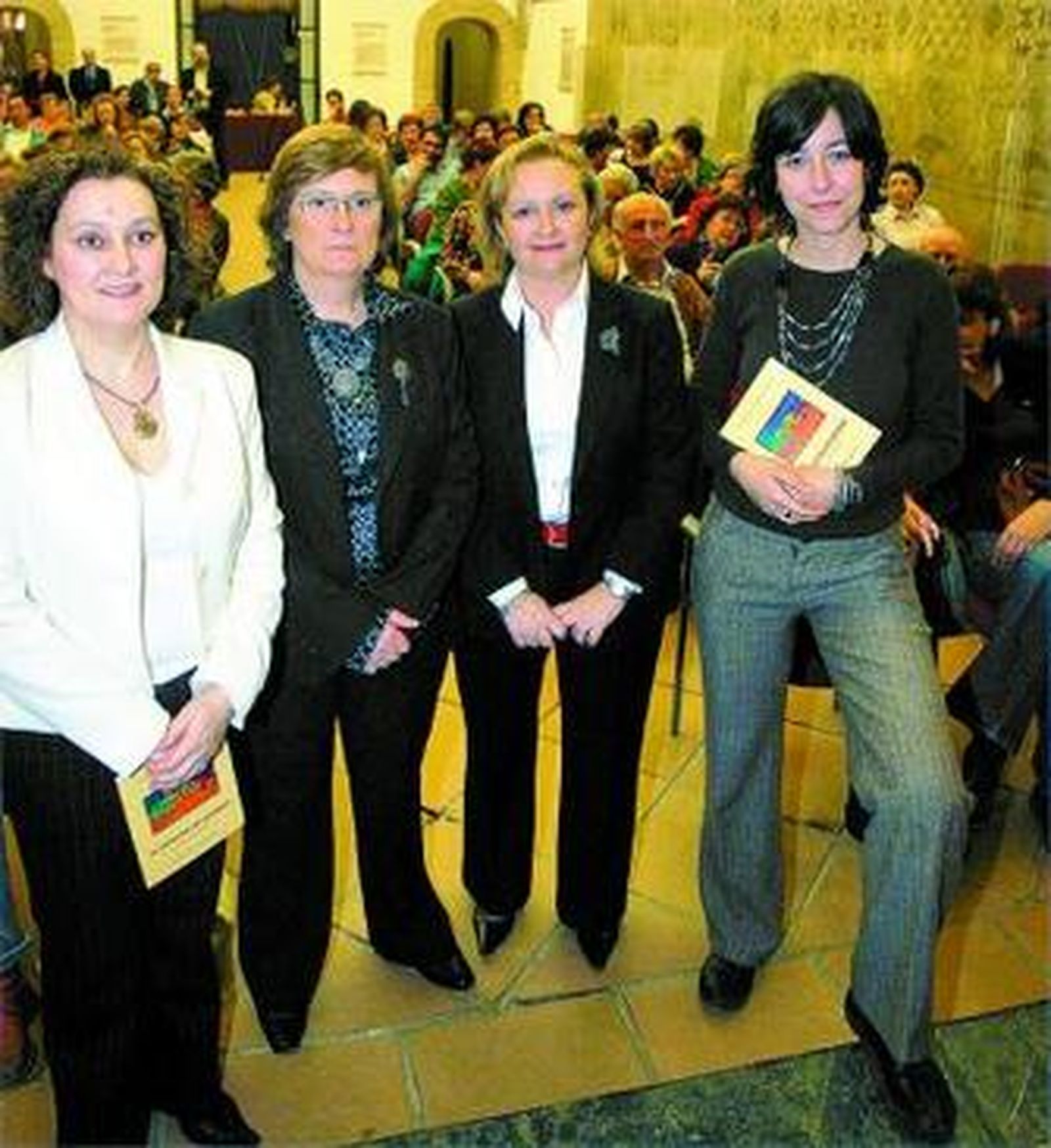 La poeta, segunda por la derecha, en la presentación de la obra.