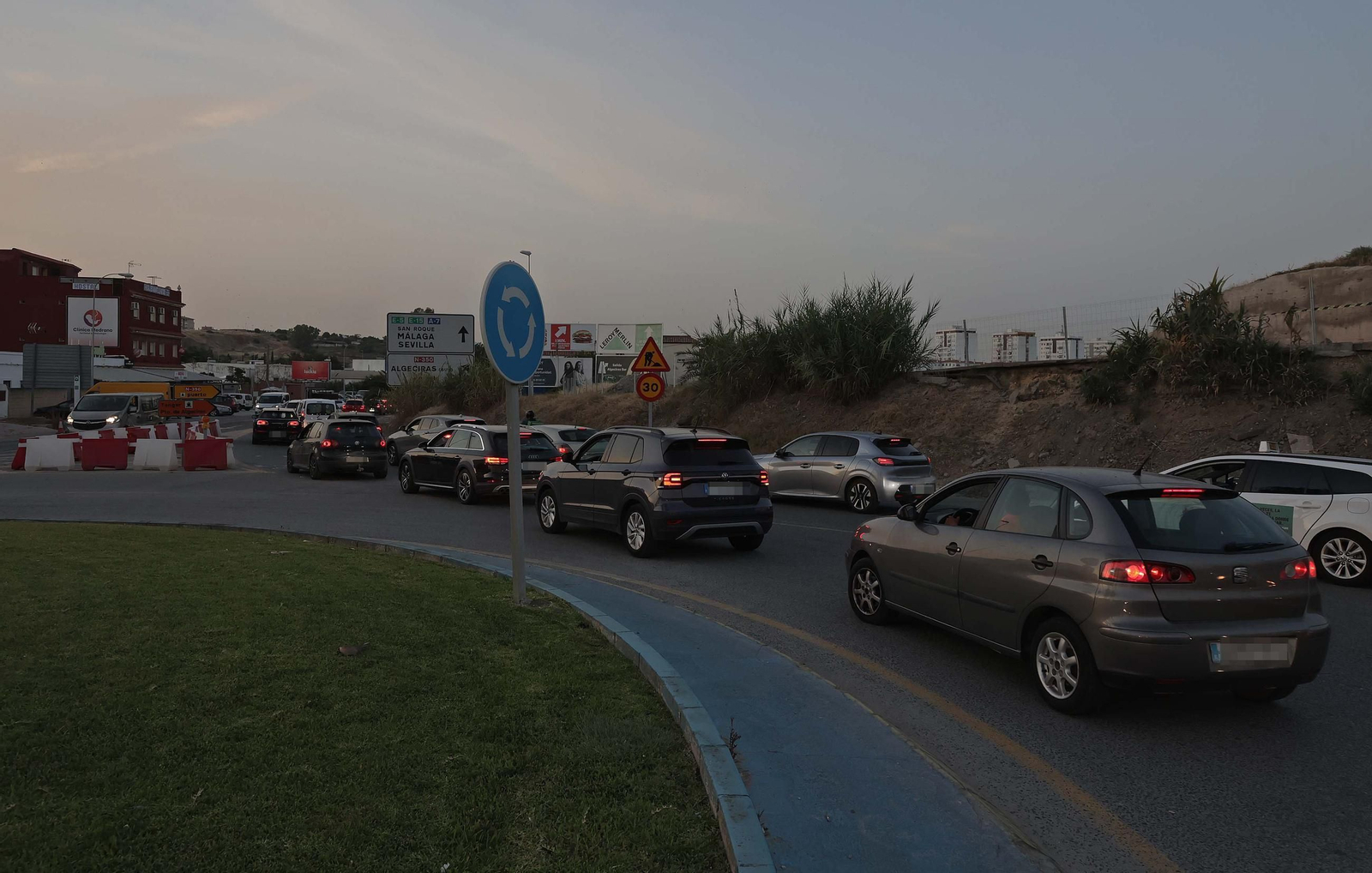 Fotos del colapso de tráfico en la N-340 por las obras del Acceso Sur de Algeciras