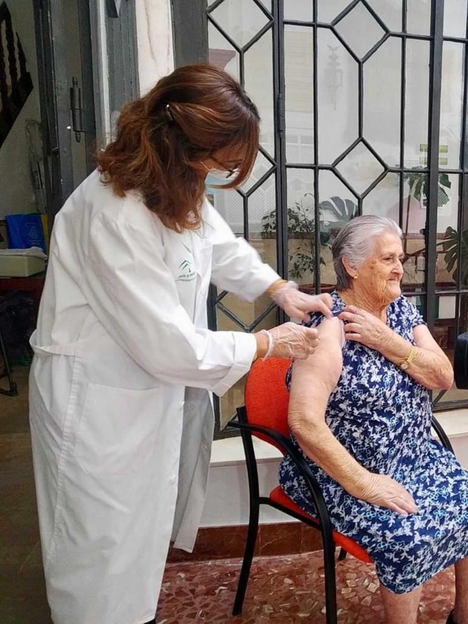 Patrocinio Vela Piñero, en la residencia La Caridad, en Lebrija, durante la vacunación.