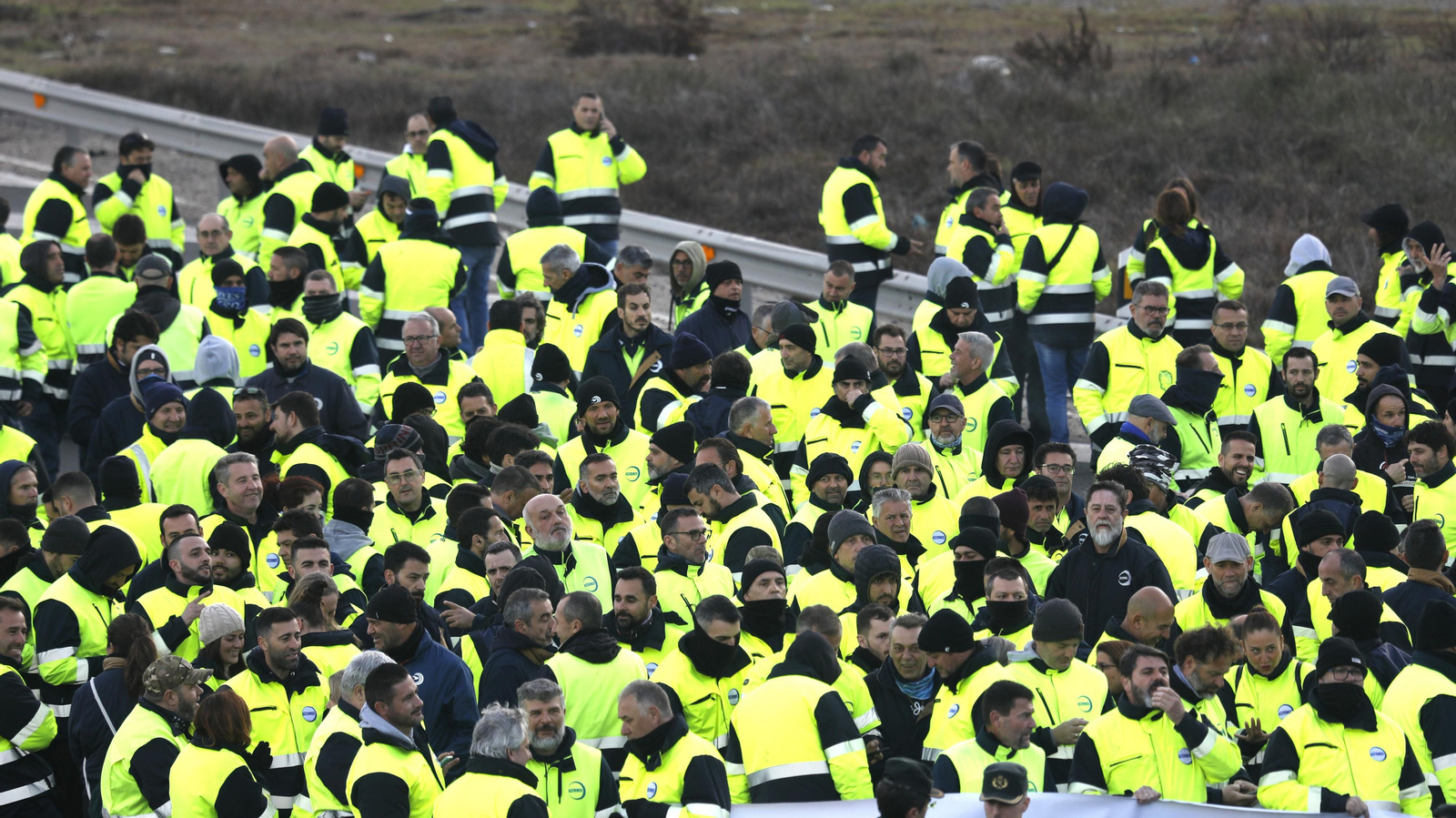 Imágenes del corte de la A-7 por los trabajadores de Acerinox en huelga, este viernes