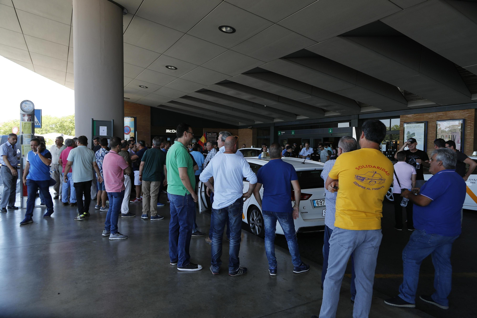 Imágenes de la asamblea de los taxistas de Sevilla en Santa Justa