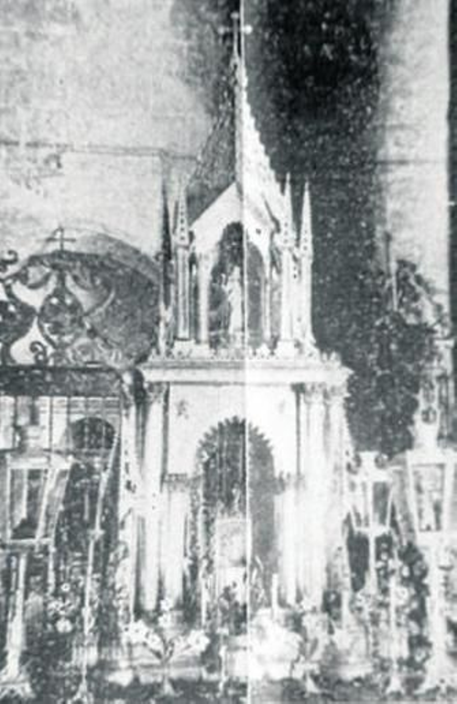 La Custodia en el Monumento delante de la capilla de Pasión, años 20. La Custodia en el Monumento delante de la capilla de Pasión, años 20.