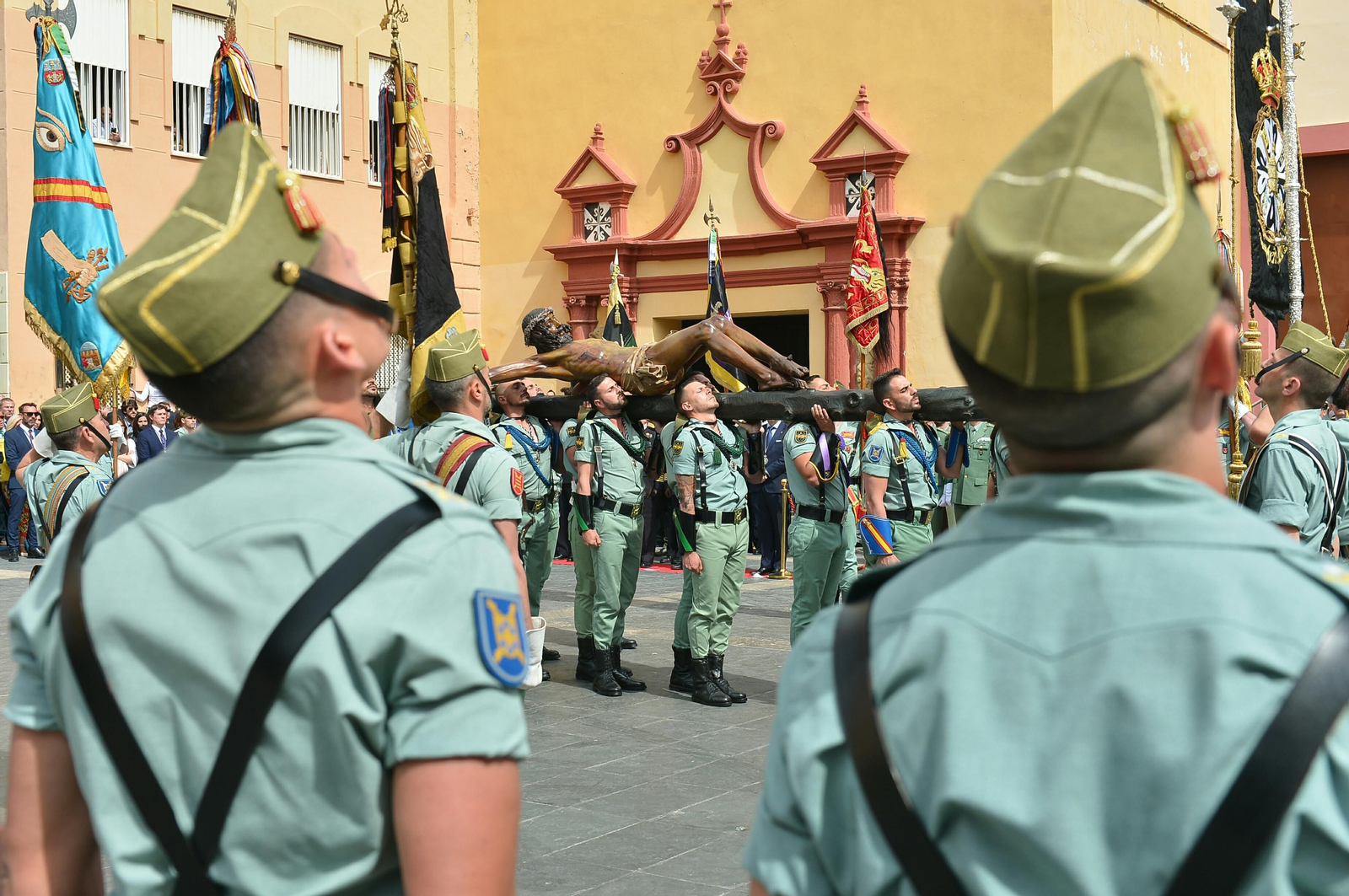 El desembarco de la Legión y el traslado del Cristo de Mena