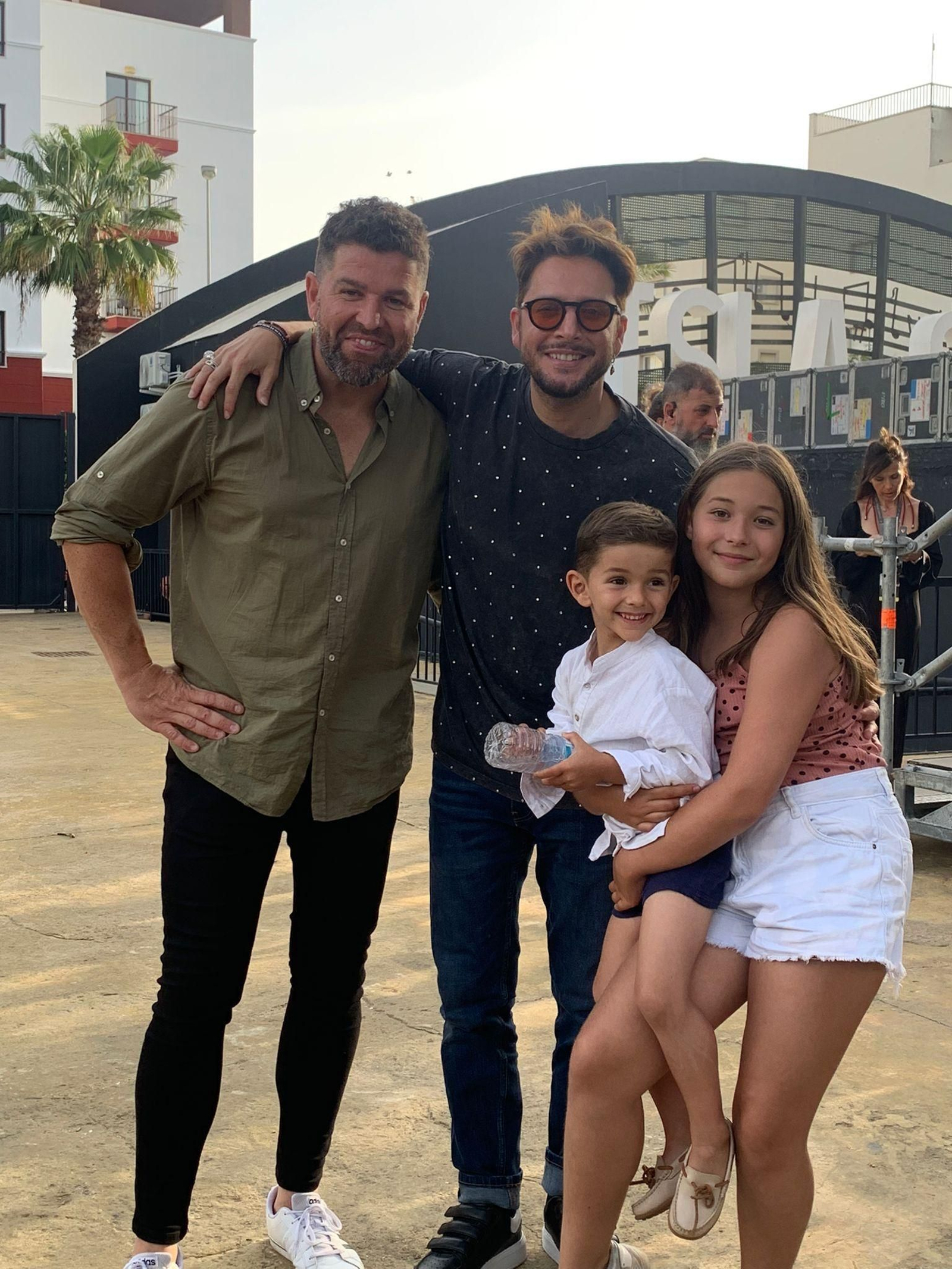 La familia Villar con Manuel Carrasco