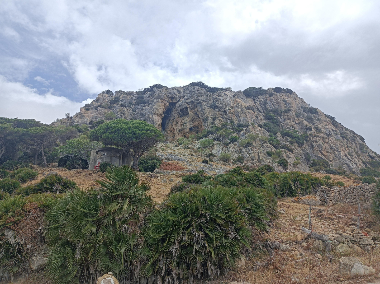 A nuestra derecha tendremos la sierra.