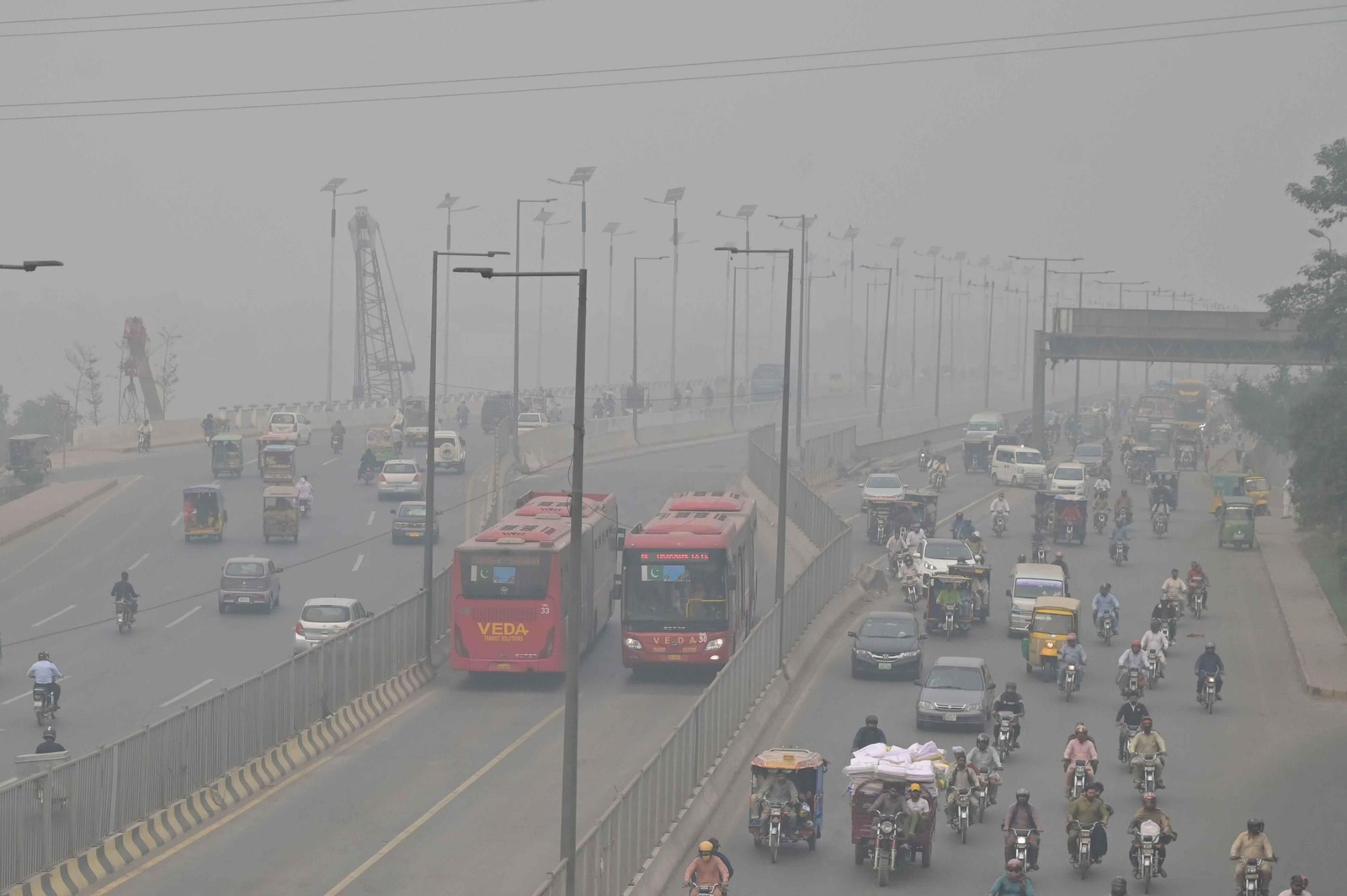 Una peligrosa nube de humo tóxico envuelve todo Pakistán: todas las imágenes