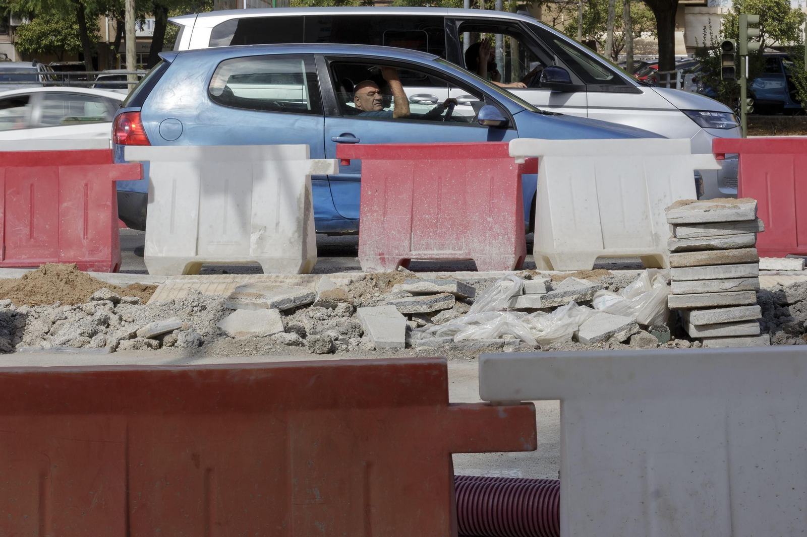 Obras de la construcción del carril del tranvibus que conectará Santa Justa, Sevilla Este y Torreblanca