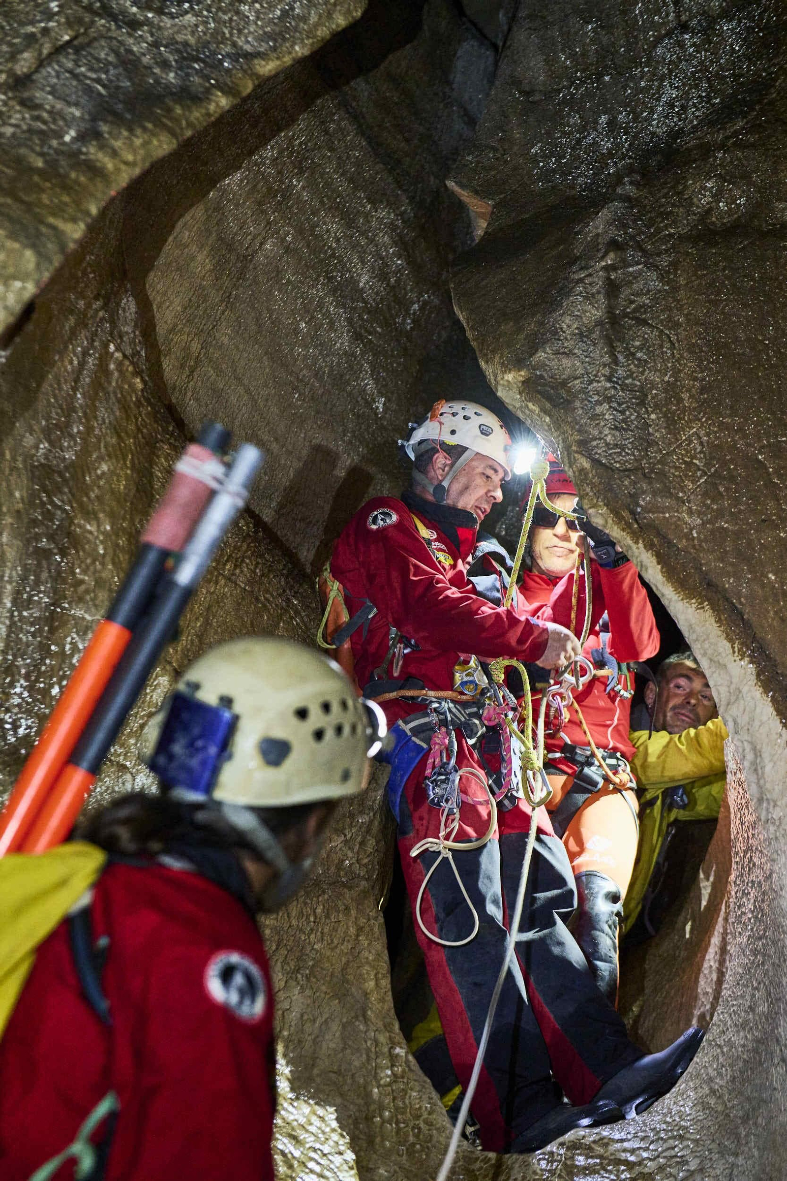 Así descienden dos personas ciegas por una cavidad de 100 metros de profundidad