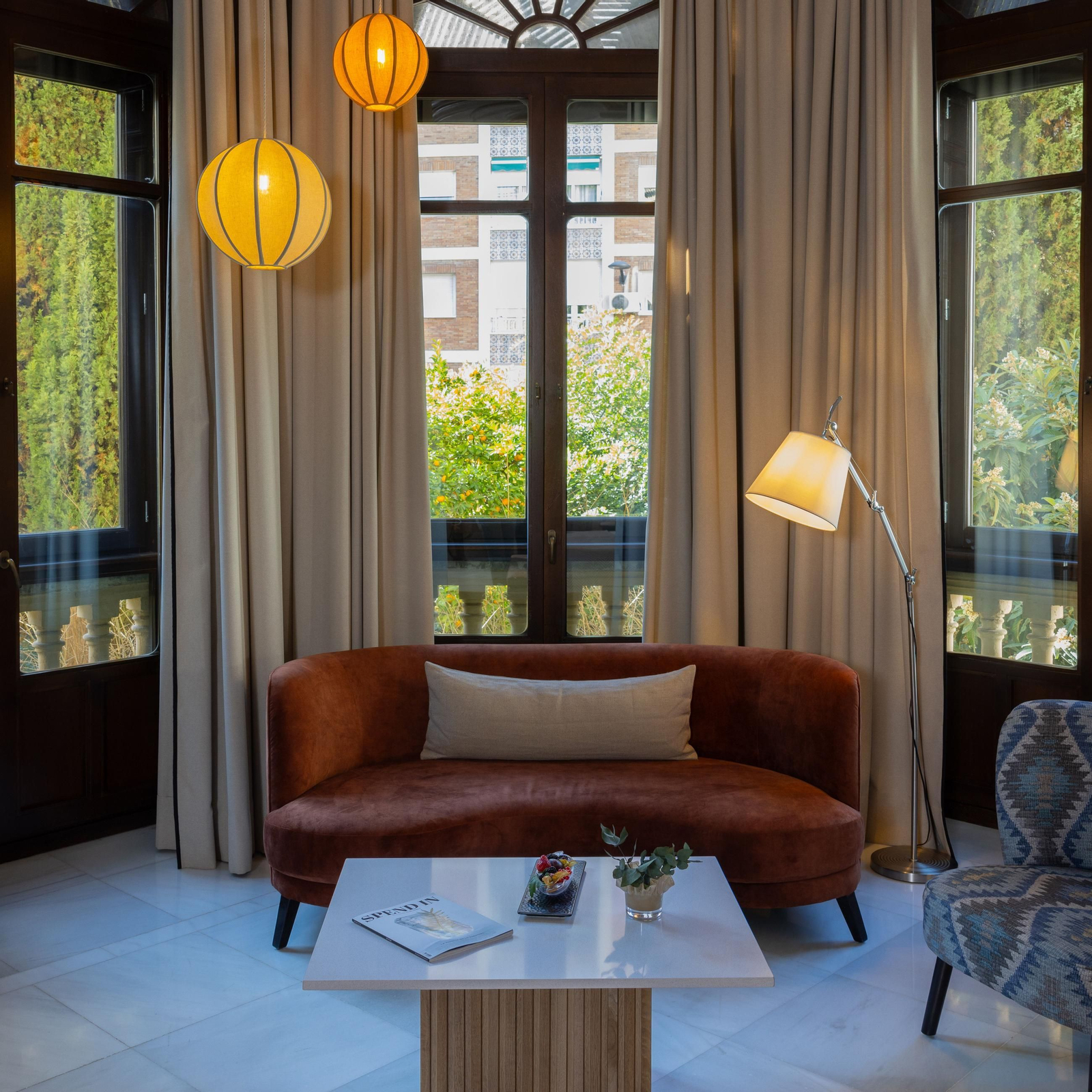 El proyecto reinterpreta la elegancia histórica del edificio con una mirada contemporánea y emocional.