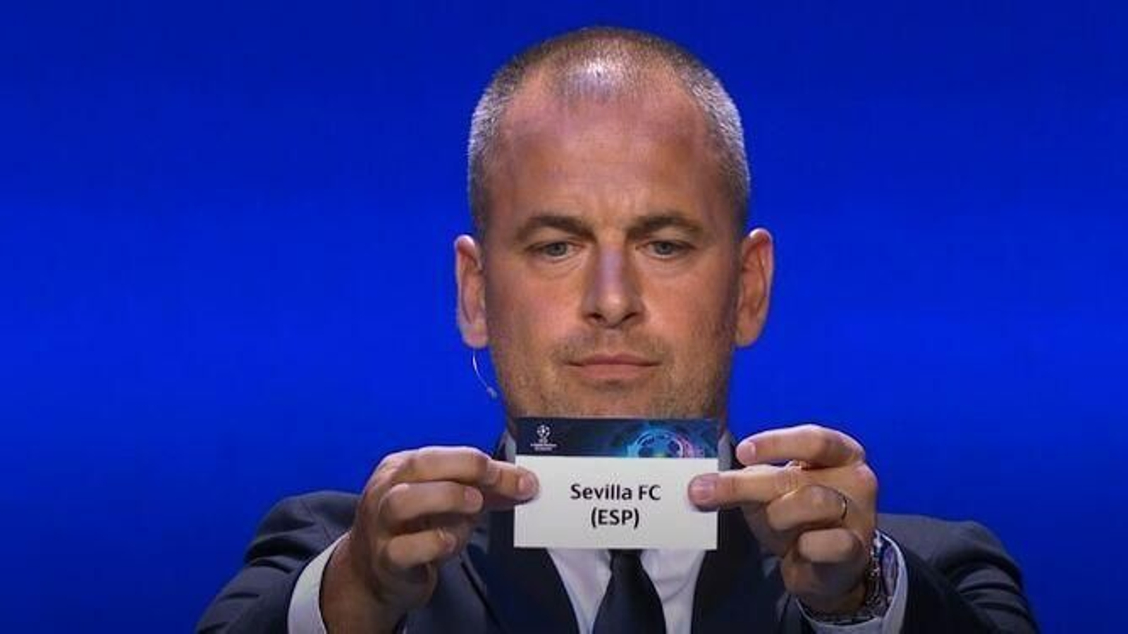 El ex futbolista Joe Cole saca la bola del Sevilla en el sorteo de la Champions.