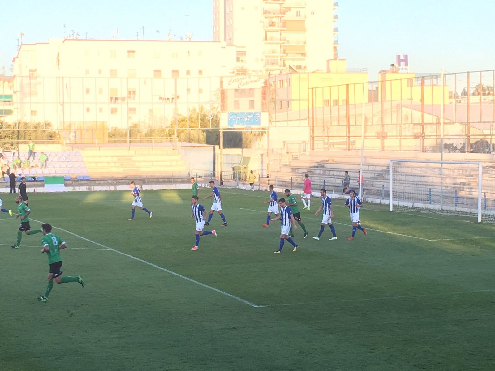 Los jugadores del Écija se posicionan tras un ataque fallido del Villanovense.