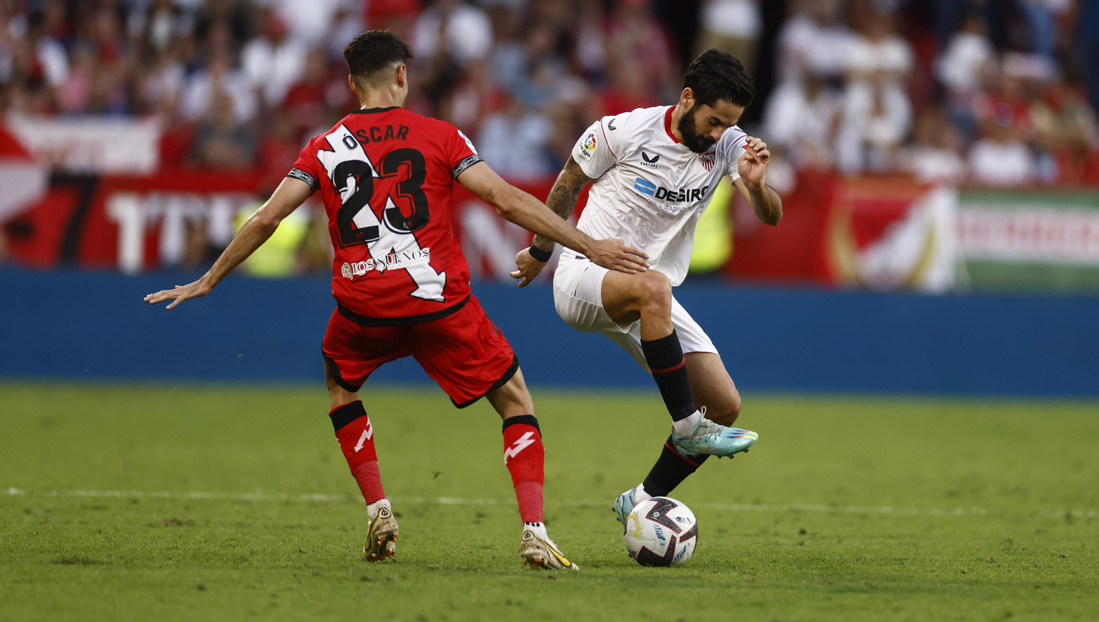 Isco disputa el balón con Óscar Valentín, al que hizo la falta por la que vio la amarilla.