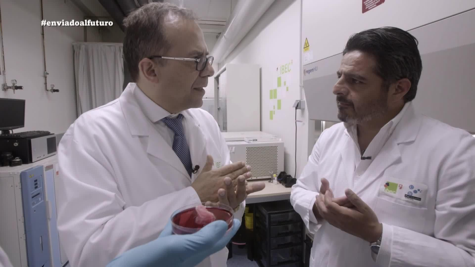 Jalis de la Serna en un laboratorio de impresión de órganos.