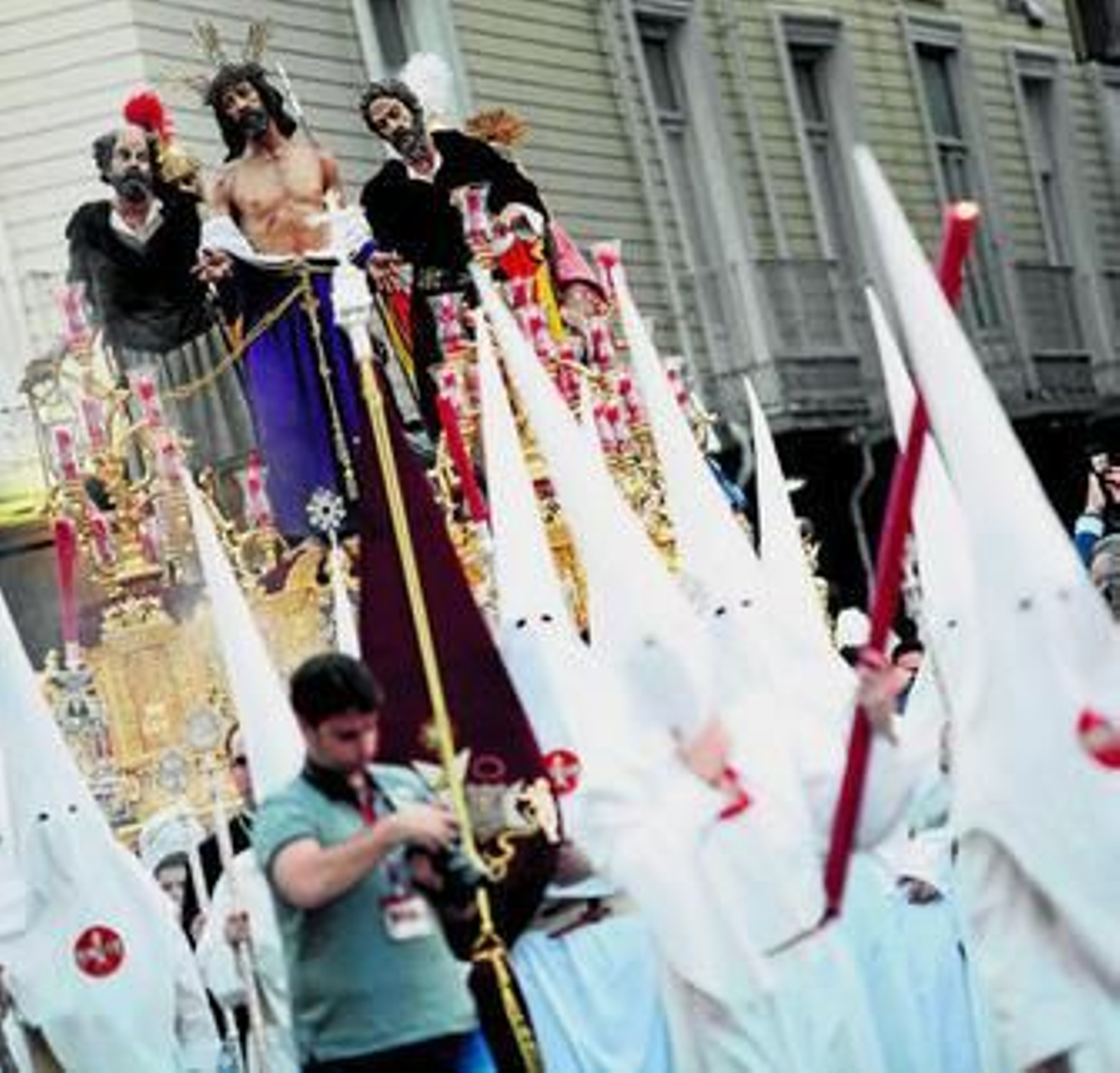 El Despojado es uno de los misterios que mejor andar costalero practica de Granada.