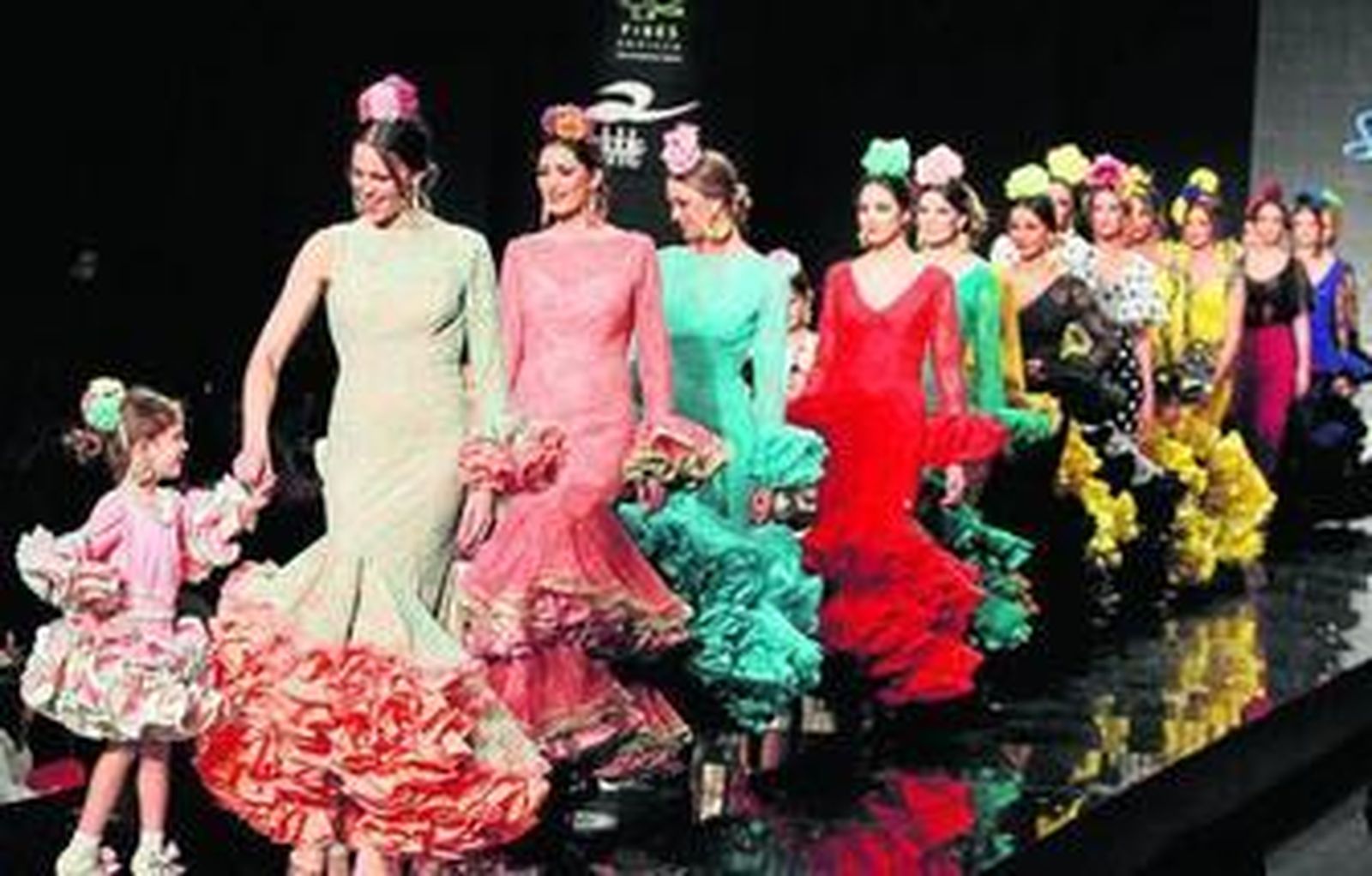 1. Modelos en el desfile con los diseños de Sara de Benítez. 2. Pilar Vera hizo un paseo por la Glorieta de Bécquer del parque de María Luisa. 3. Sensualidad en la colección 'Barroco' de Inma Castrejón.