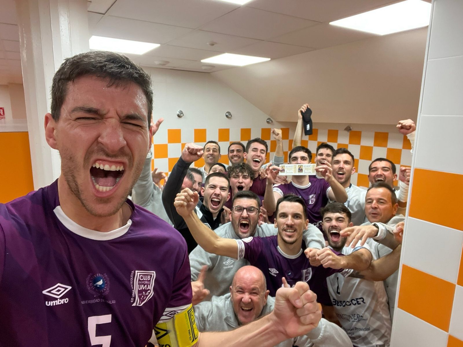 Miguel Conde, con sus compañeros, celebra en el vestuario.