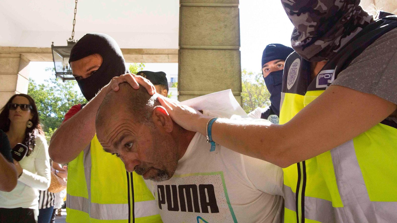 El Cabo, padre del Pollino, llega a la Audiencia de Sevilla bajo una fuerte escolta policial.