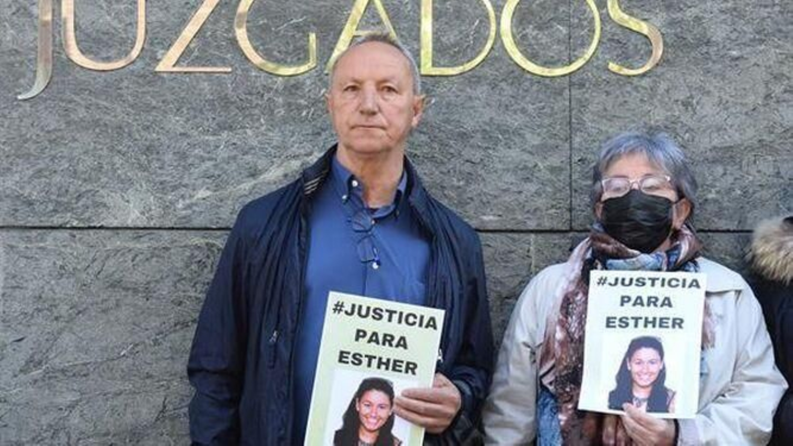 Familiares de la joven pidiendo justicia