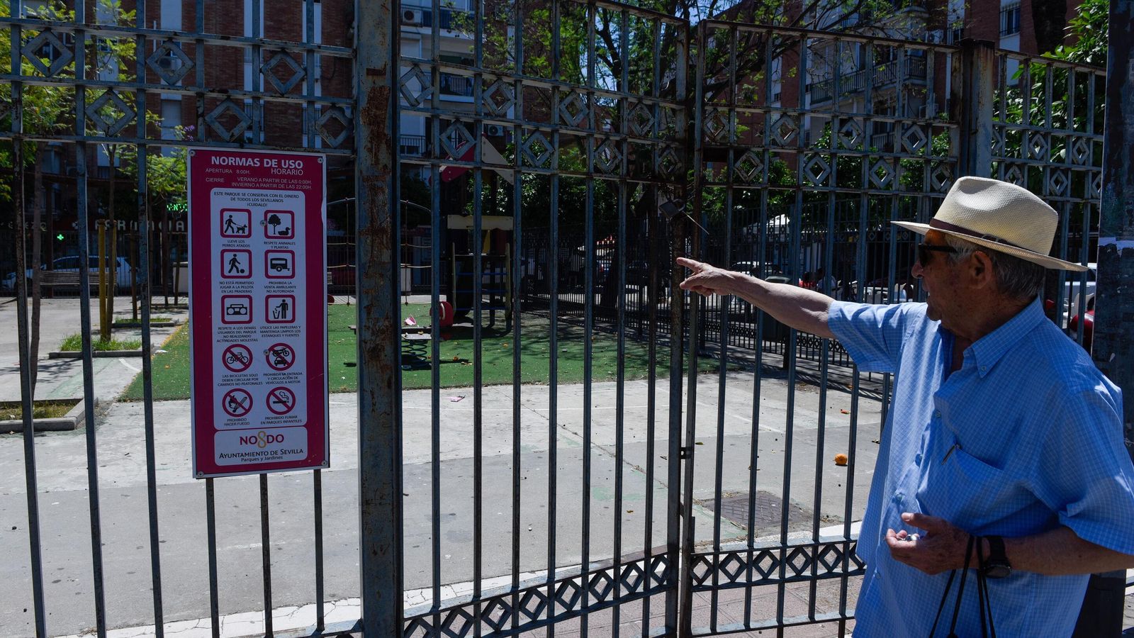 El parque infantil del Cerezo, cerrado desde hace un año.