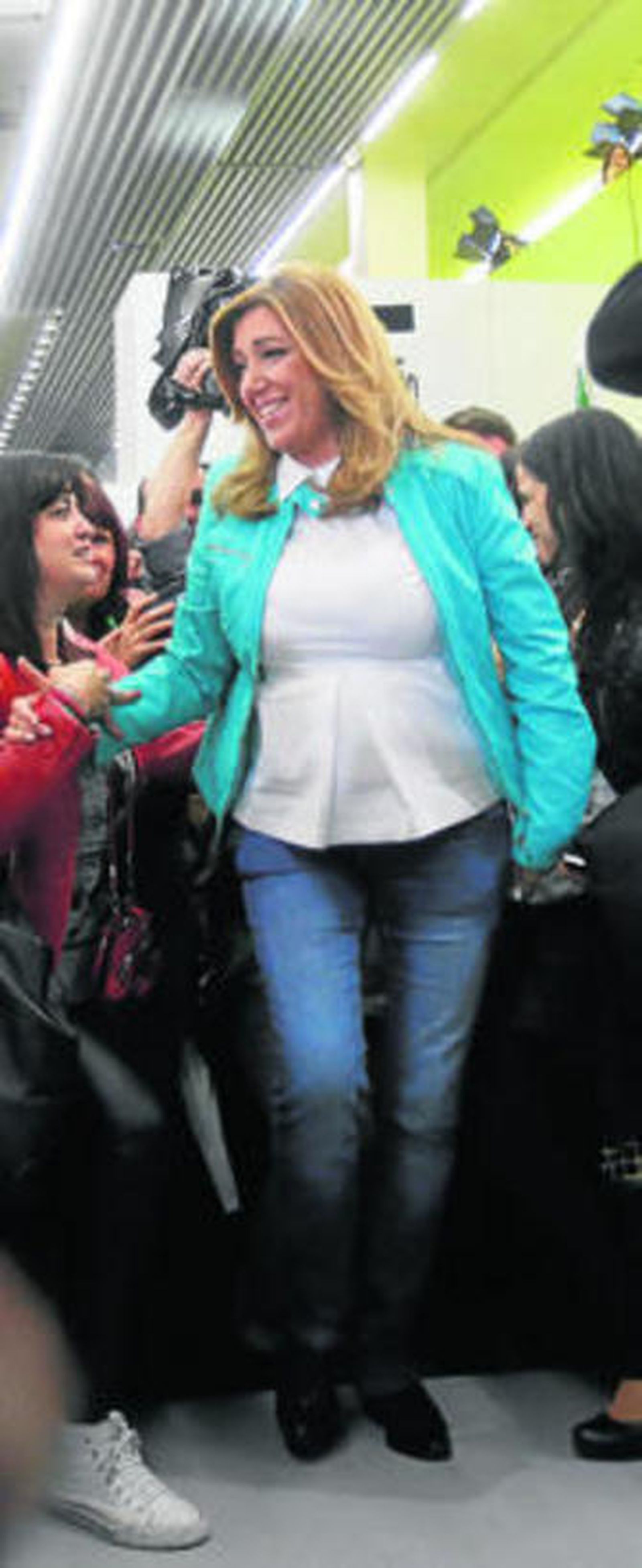 Suana Díaz, saluda a sus seguidores anoche en Sevilla.