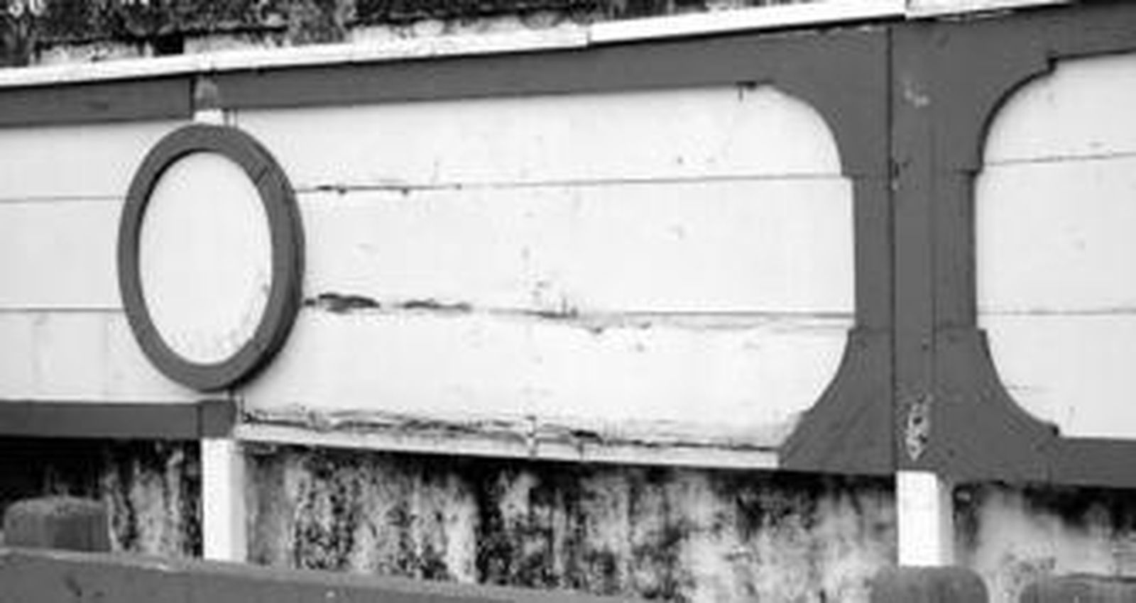 Además de la tramitación administrativa, la plaza requiere de las labores anuales de adecentamiento y reparación de desperfectos como el de la foto.