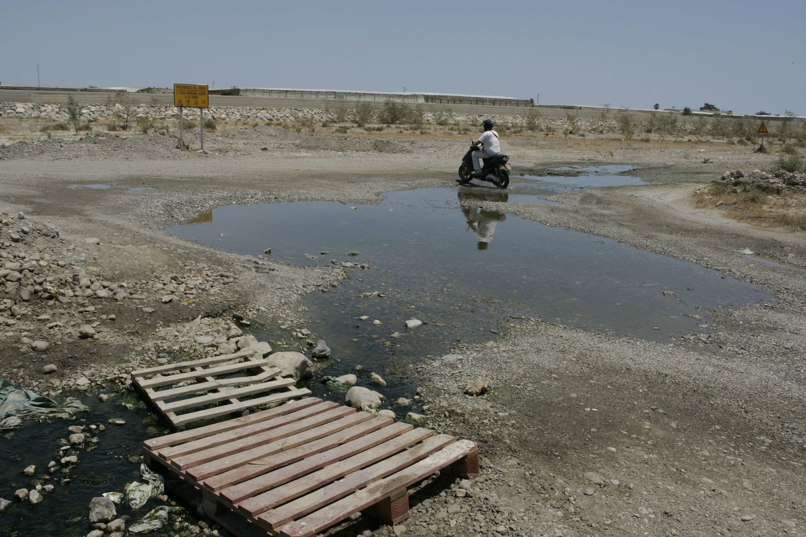 Vertidos ilegales en el cauce del Río Andarax a la altura del municipio de Viator.