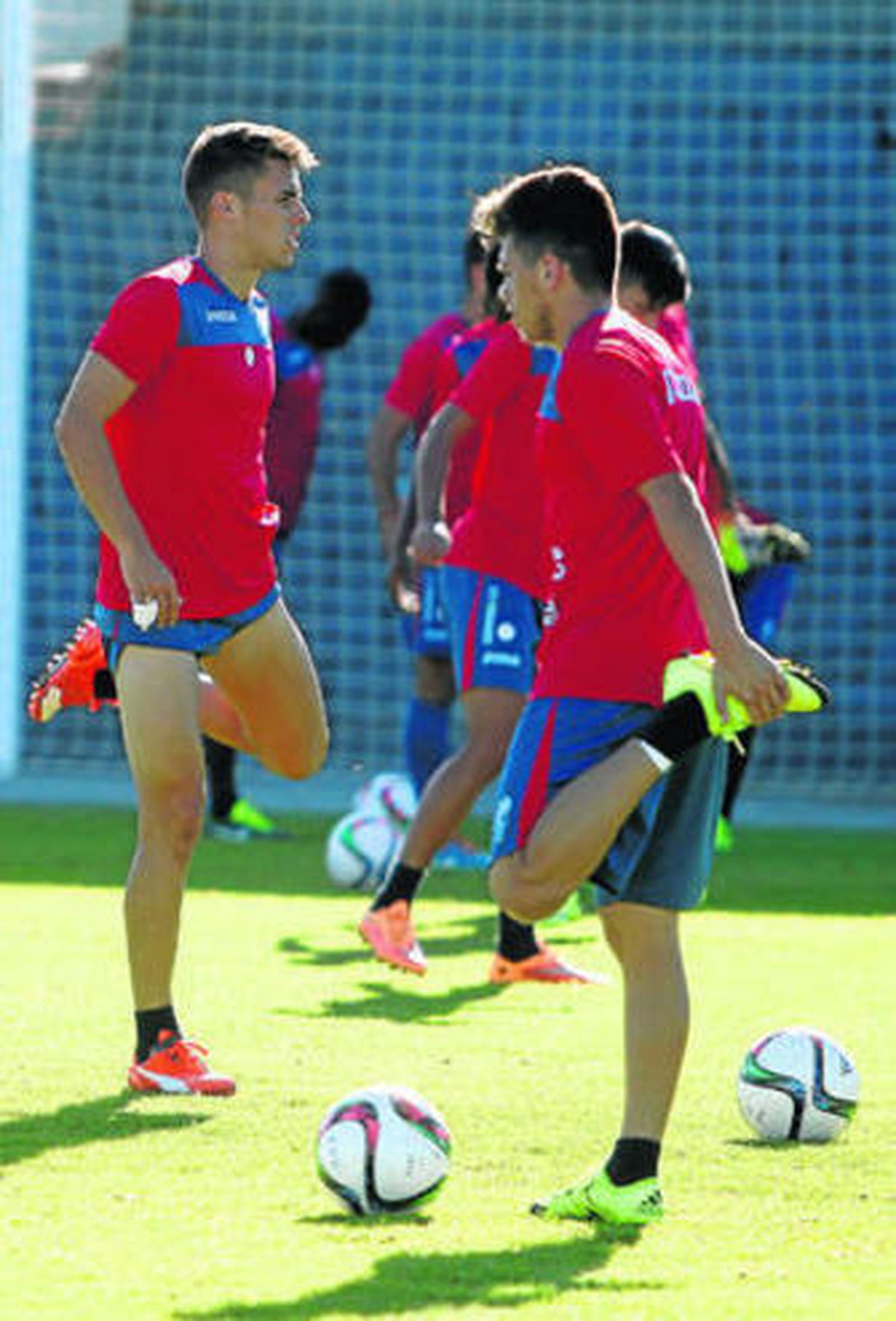 Varios jugadores del Granada B estiran durante un entrenamiento.