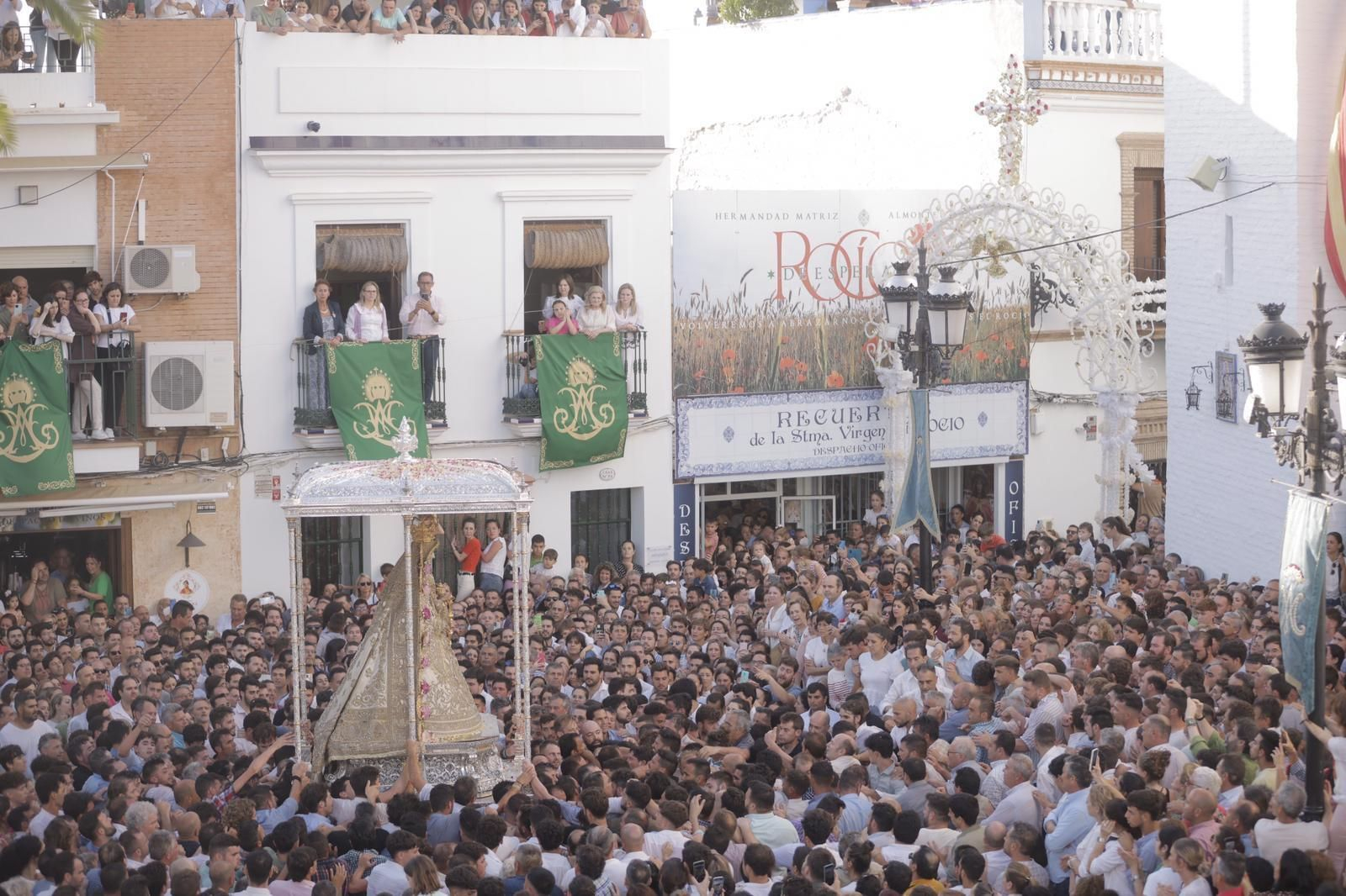 La Virgen del Rocío regresa a la iglesia tras 13 horas de procesión, en imágenes