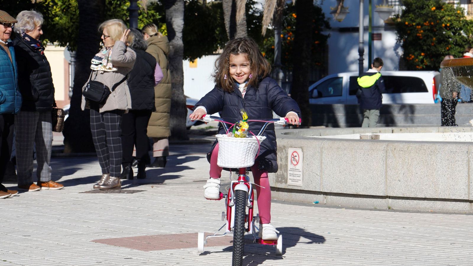 Lola disfruta de su bicicleta nueva.