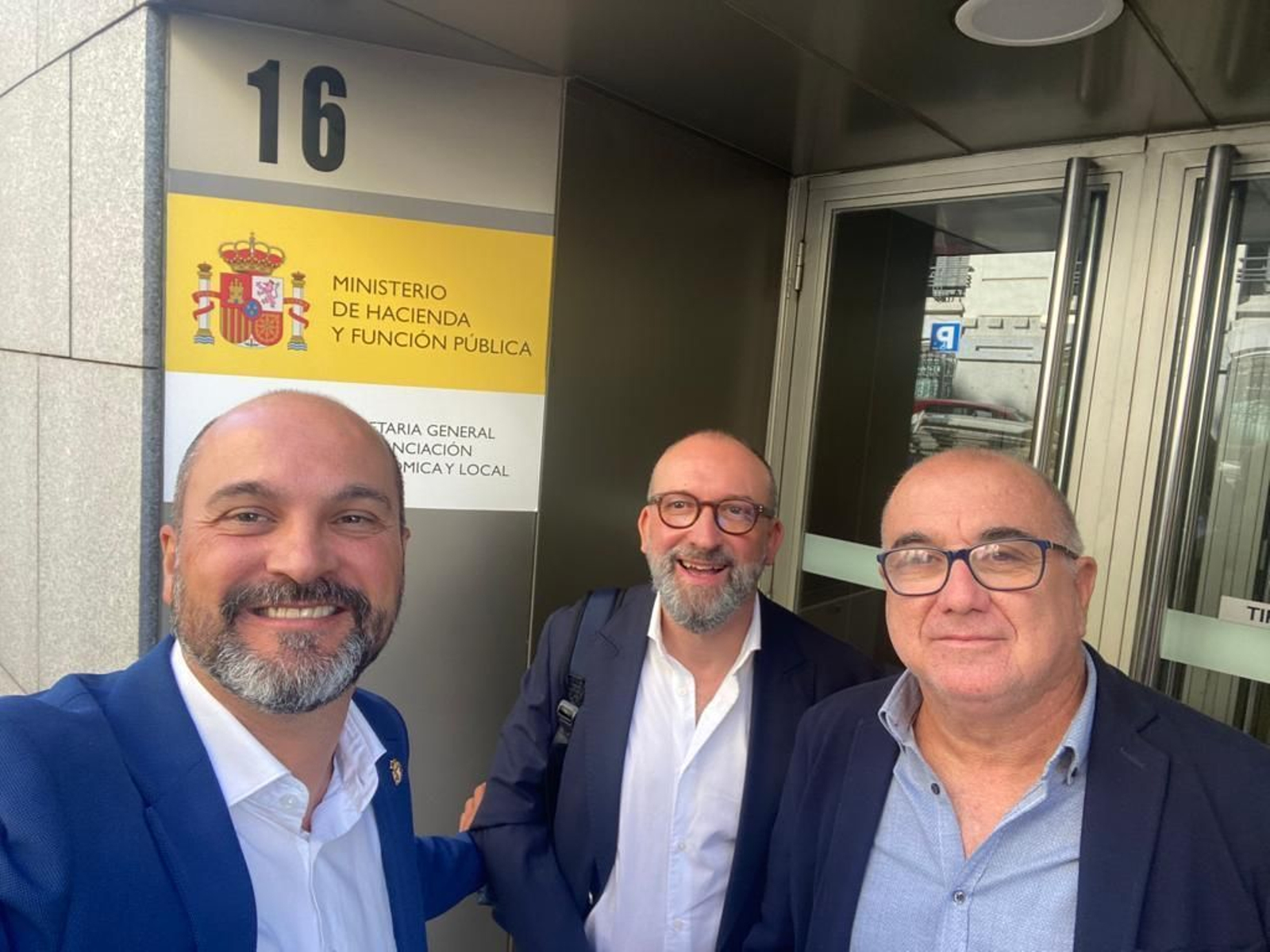 El alcalde, Miguel Alconchel, junto a su equipo económico, tras reunirse en Madrid.