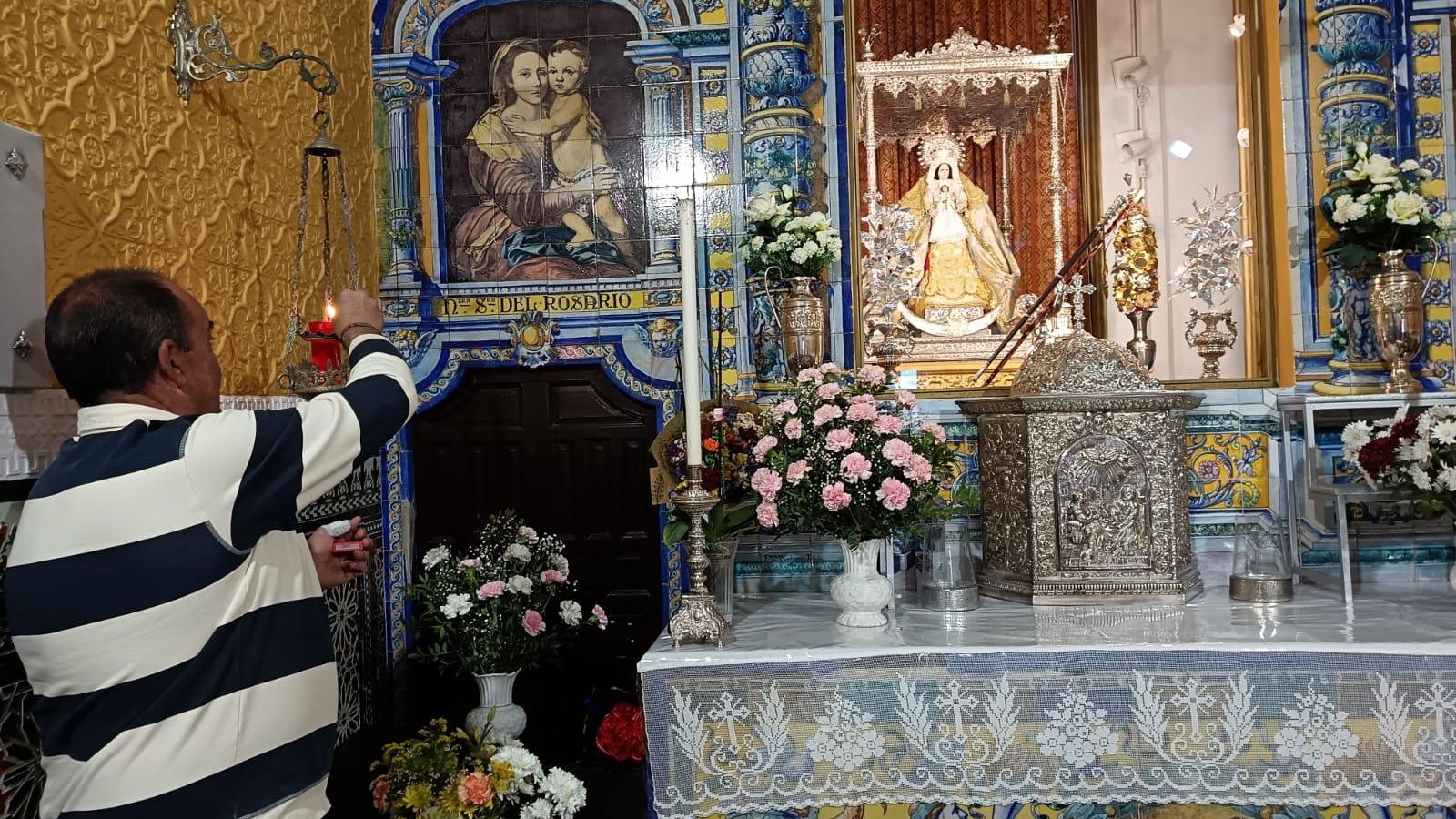 Encendiendo una vela a la Virgen de las Montañas, en la ermita.