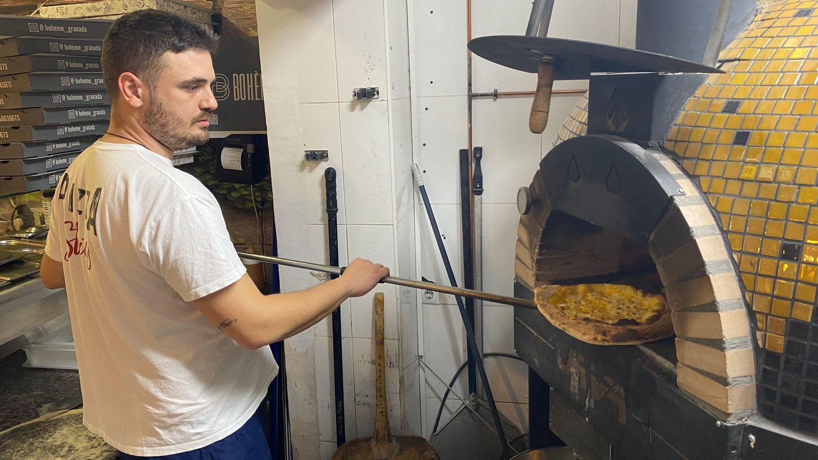 Horno de leña de la pizzería.