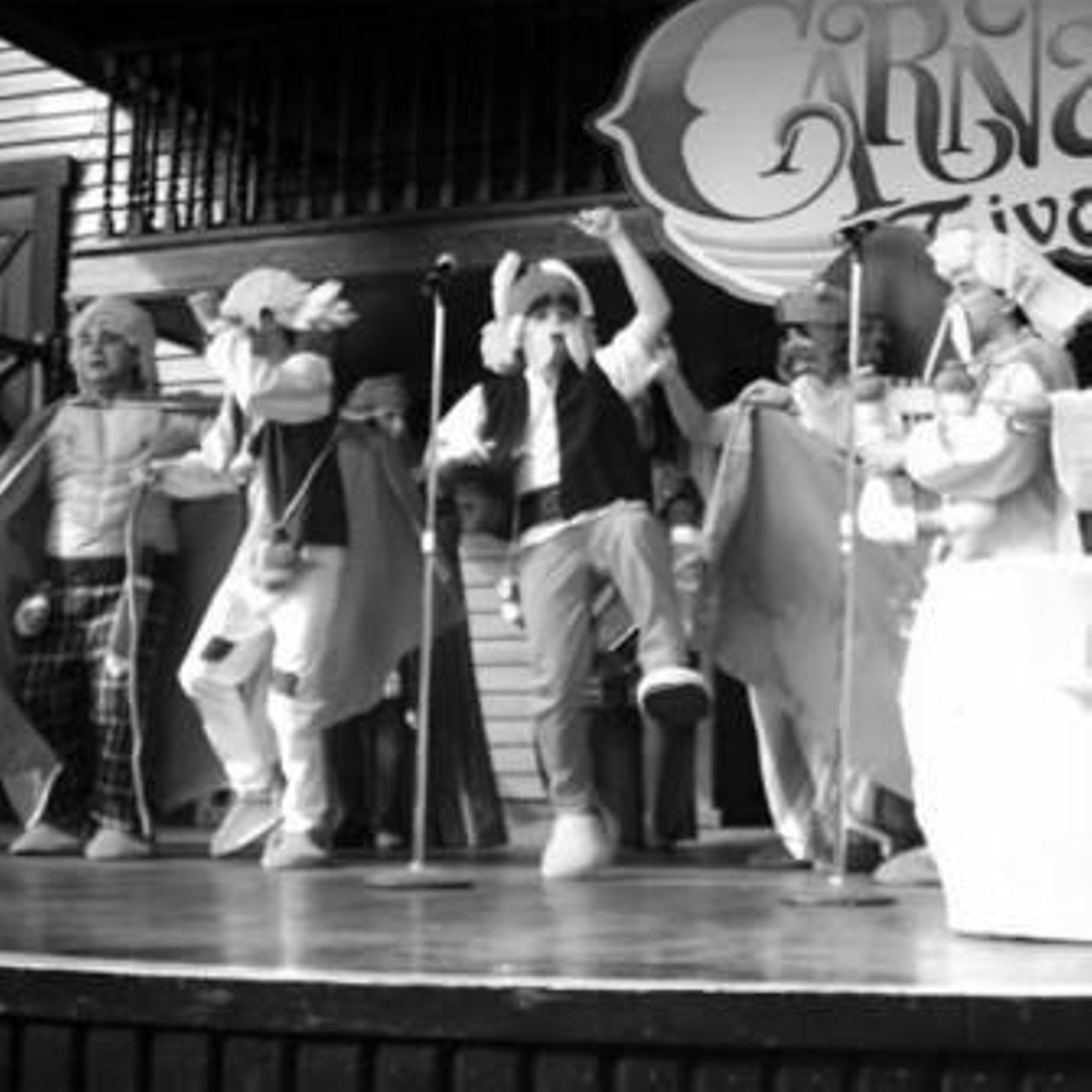 La chirigota, en plena actuación.