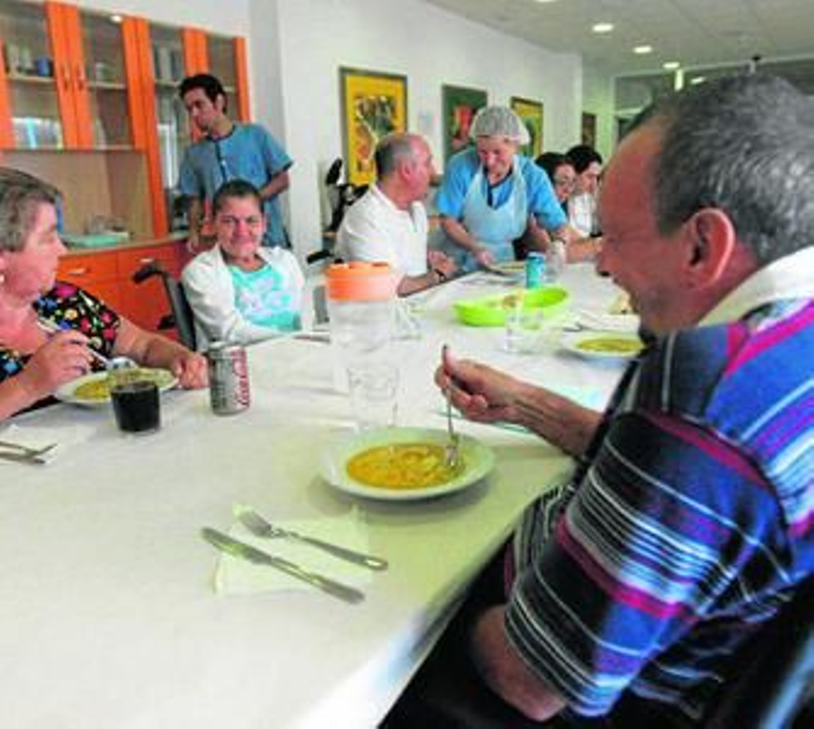 Usuarios de Fegadi, almorzando en las instalaciones del centro polivalente.