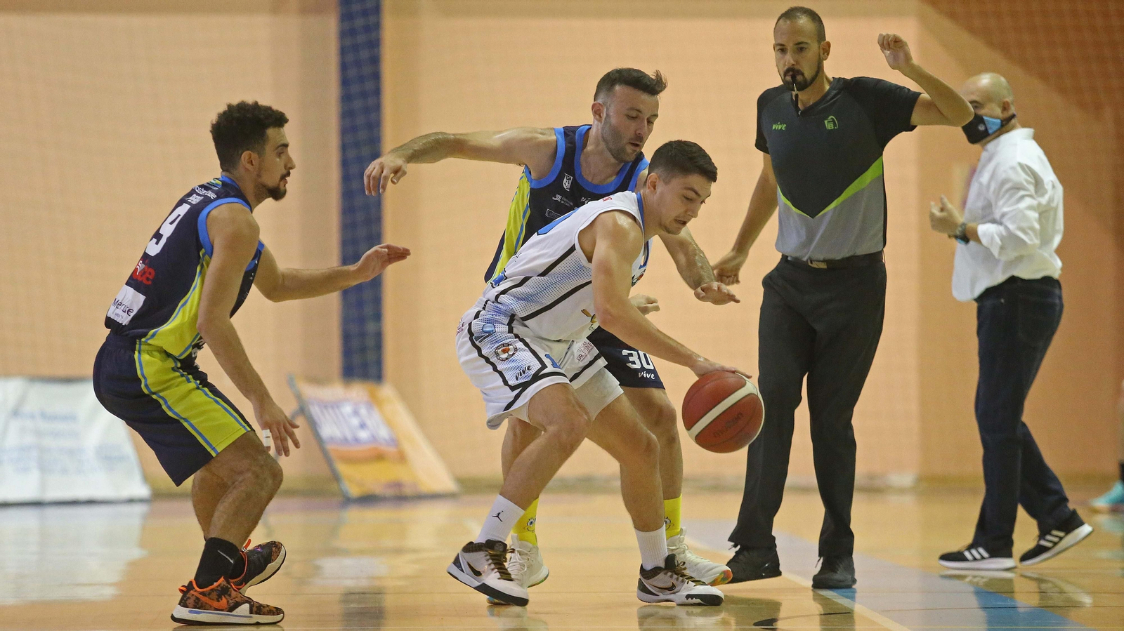 Las mejores fotos del UDEA - ULB de la Copa Diputación