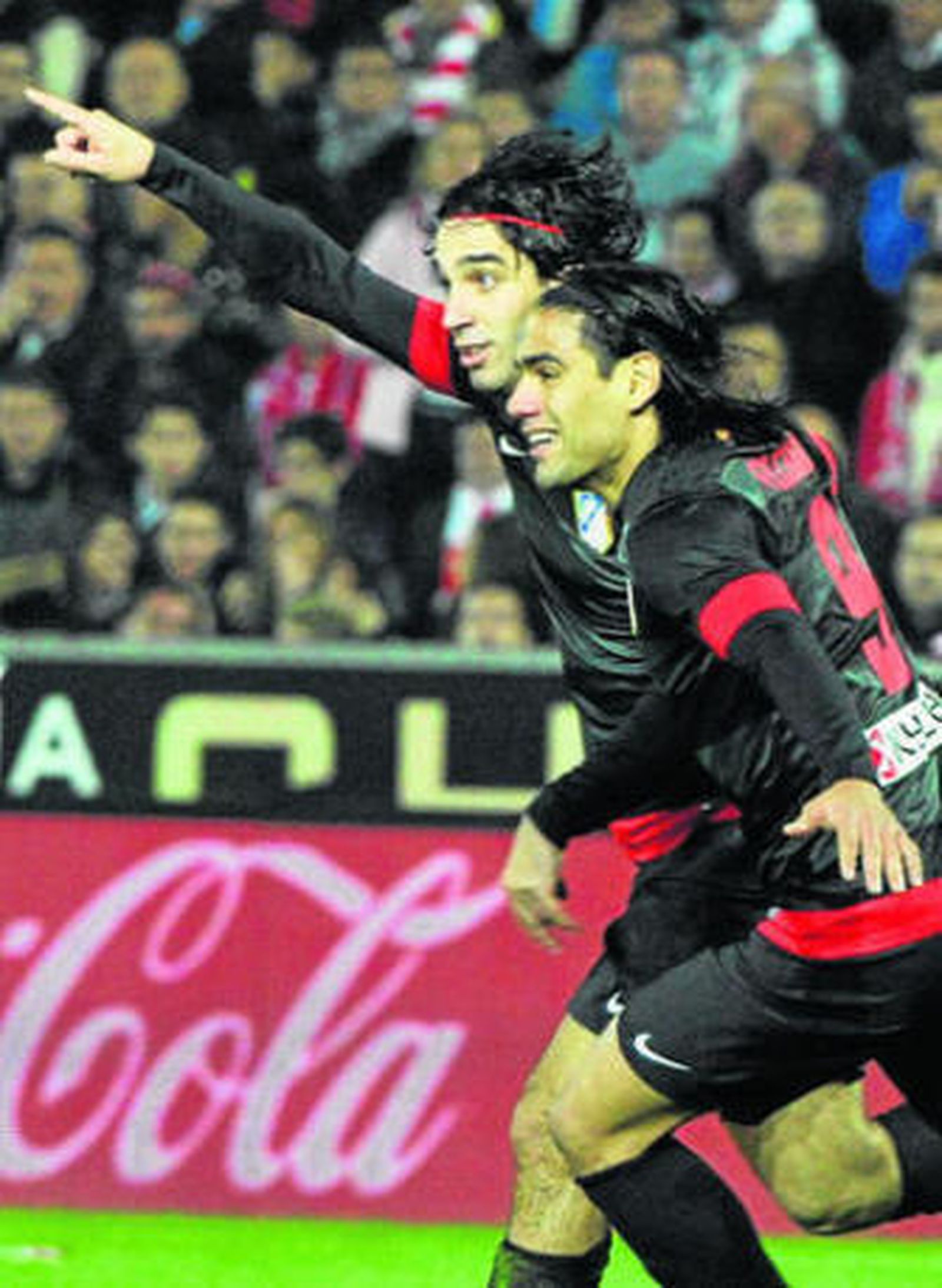 Arda Turan celebra el tanto con su compañero Falcao.