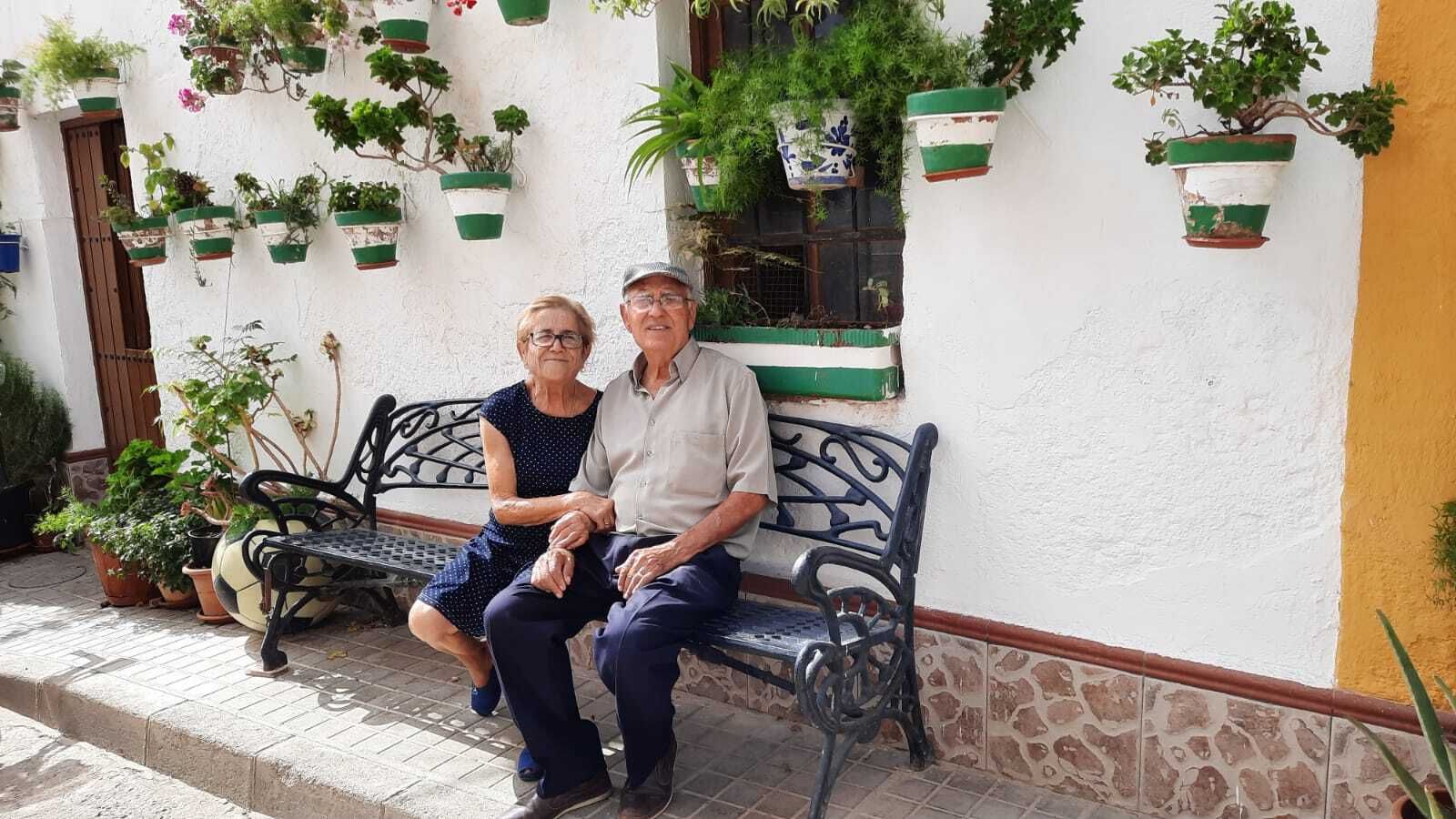 Juan 'el Andreo' y Carmela 'la Botona', en el banco junto a su puerta
