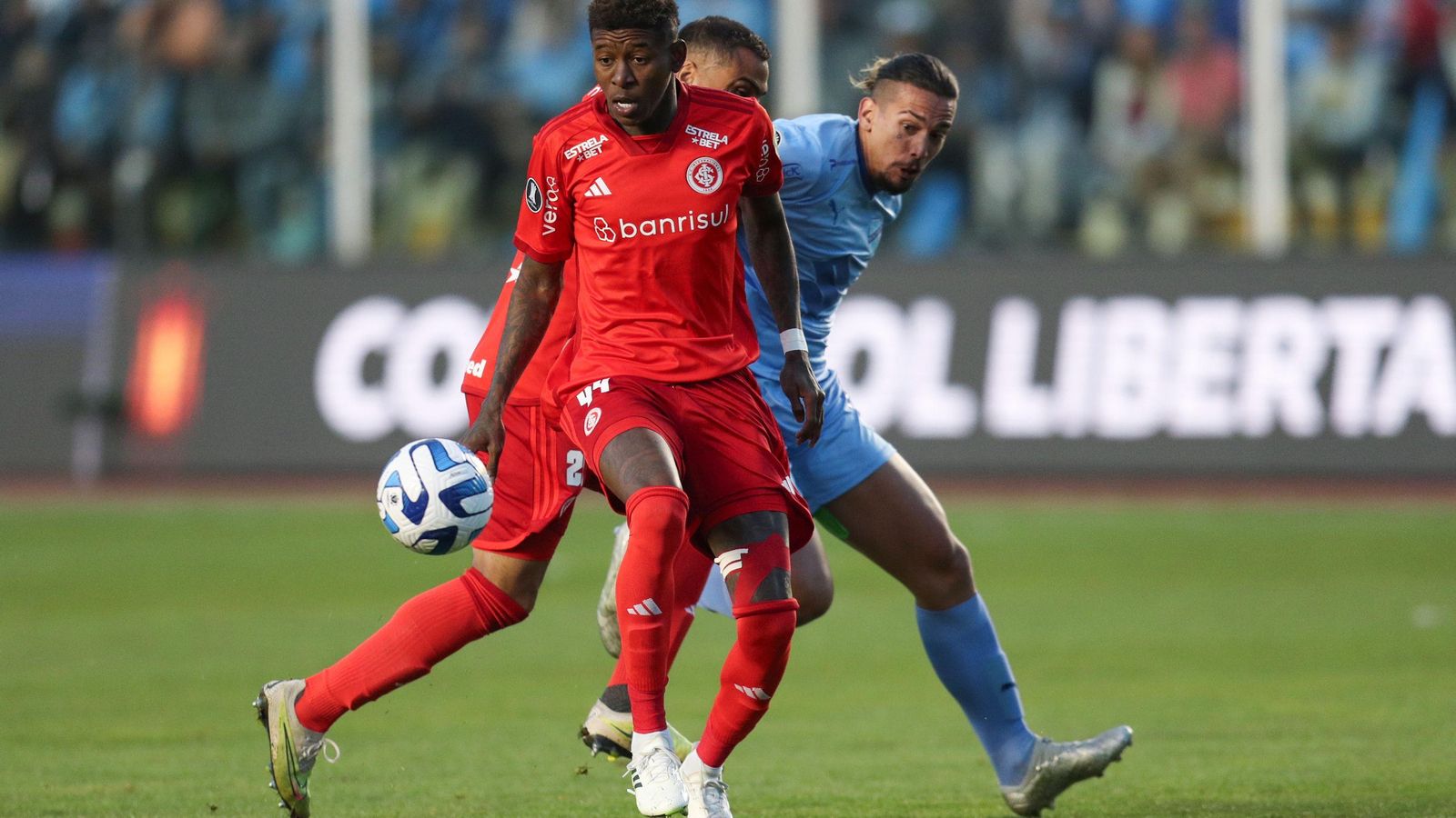 Vitao controla el balón en un encuentro con el Inter de Porto Alegre.