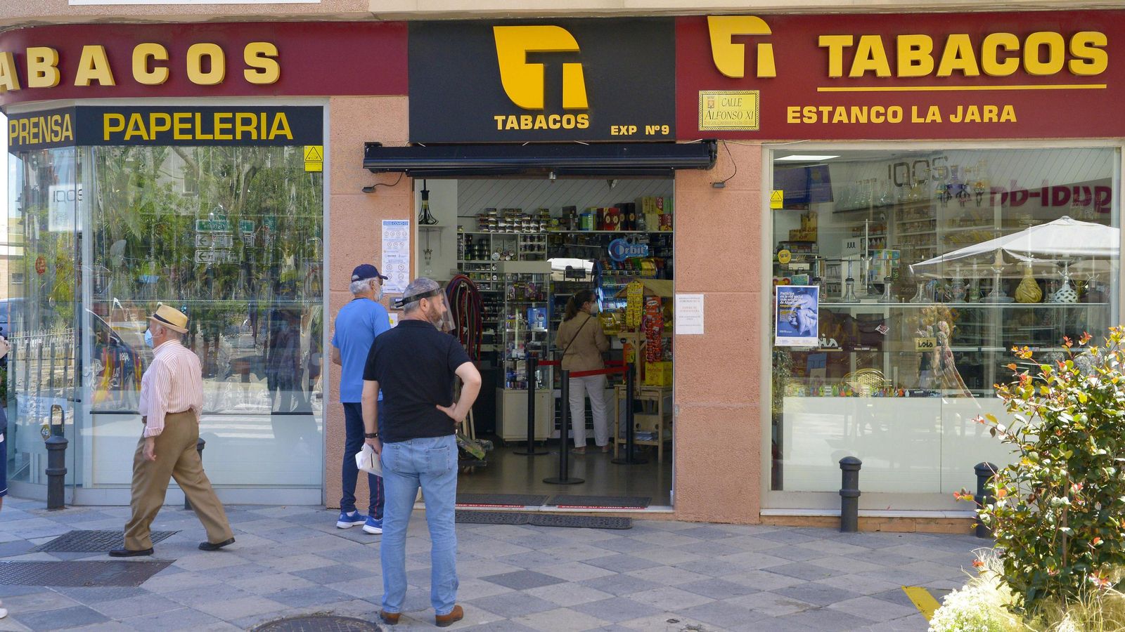 Espera para entrar en el estanco.