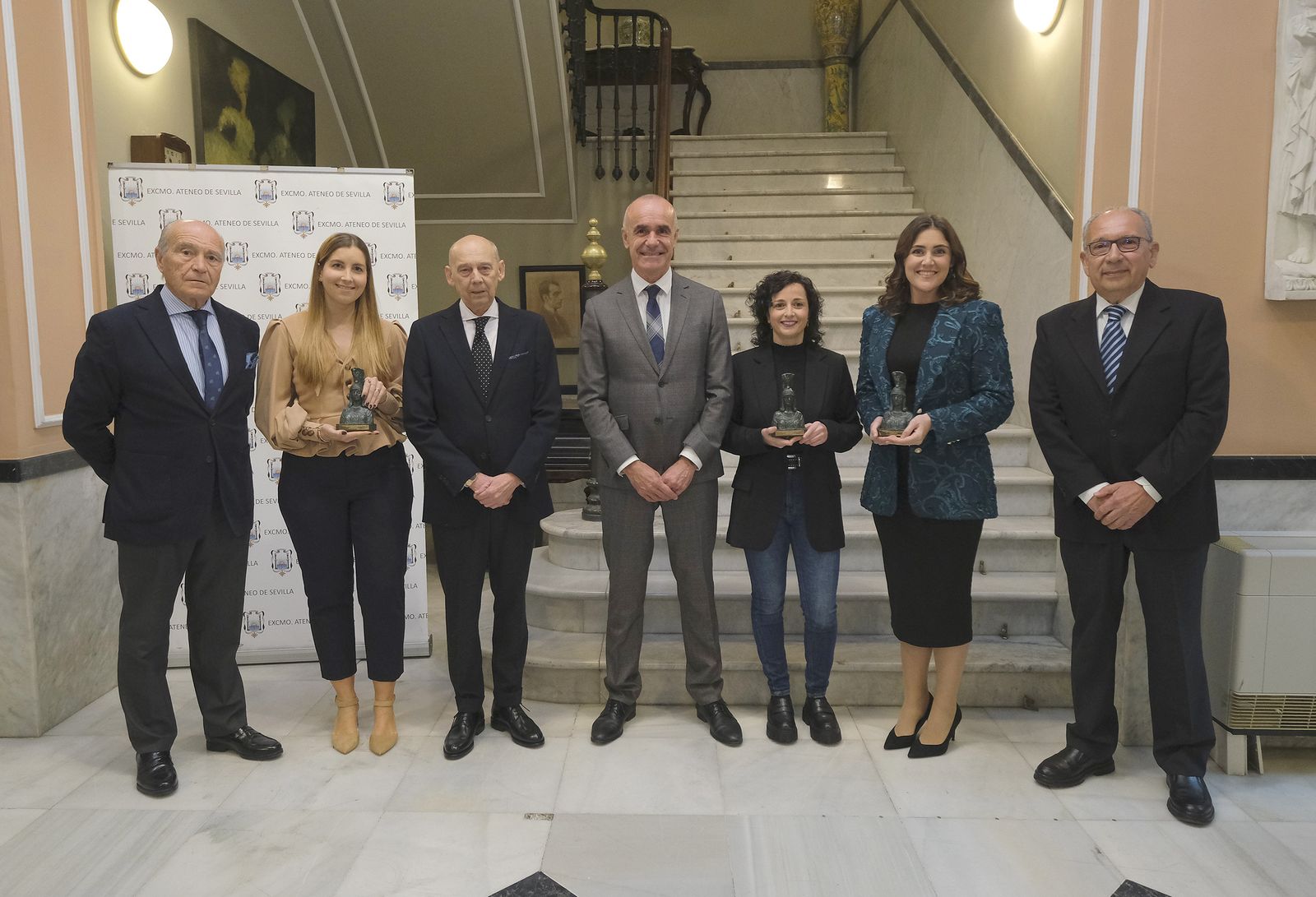 Fernando Fabiani, secretario del Ateneo; Elisa Bevilacqua, investigadora premiada; Emilio Boja, presidente del Ateneo; Antonio Muñoz, alcalde de Sevilla;  Débora Falcón, investigadora premiada;  Isabel Mayoral, investigadora premiada; y José Pérez Bernal,  vocal de Medicina y Ciencias Afines del Ateneo.