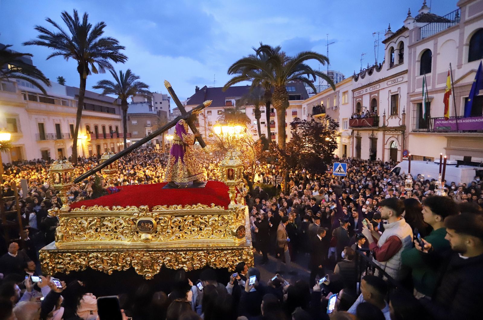 Imágenes de Pasión en su procesión por Huelva