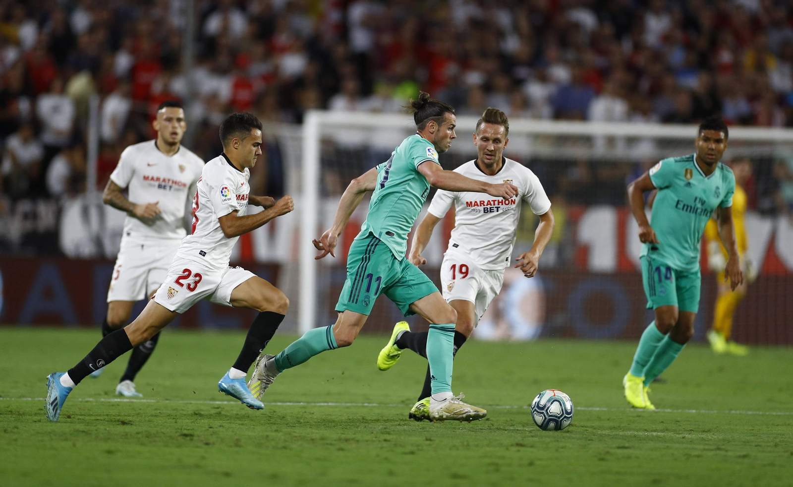 Reguilón y De Jong persiguen a Bale.