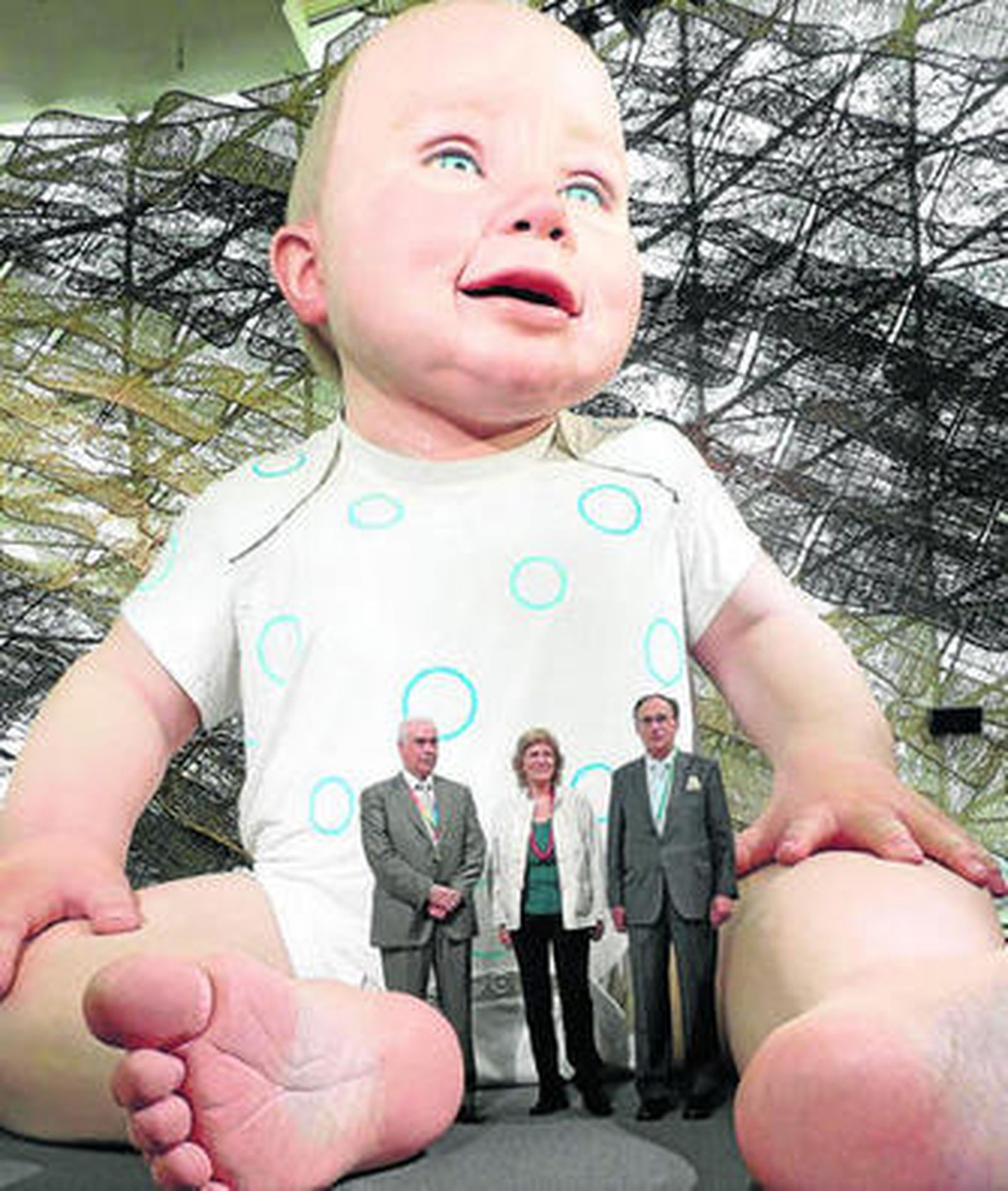 El consejero de Turismo y autoridades españolas en Shanghai posan junto a 'Miguelín', diseñado por Isabel Coixet.