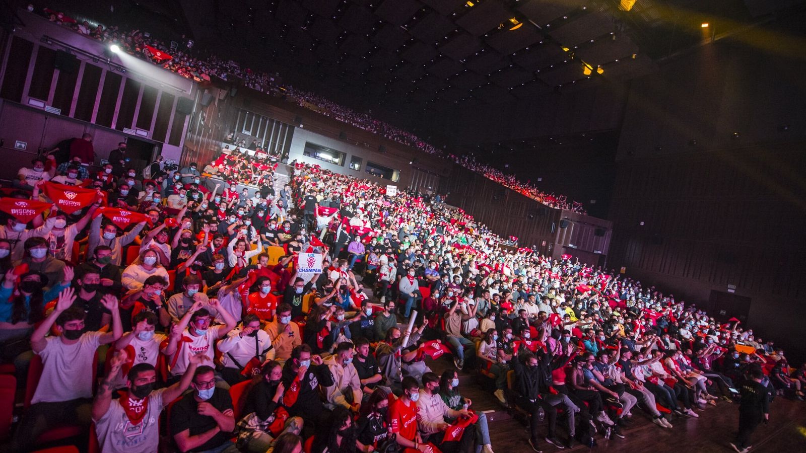 El público llena absolutamente los graderíos del Cartuja Center en Sevilla.