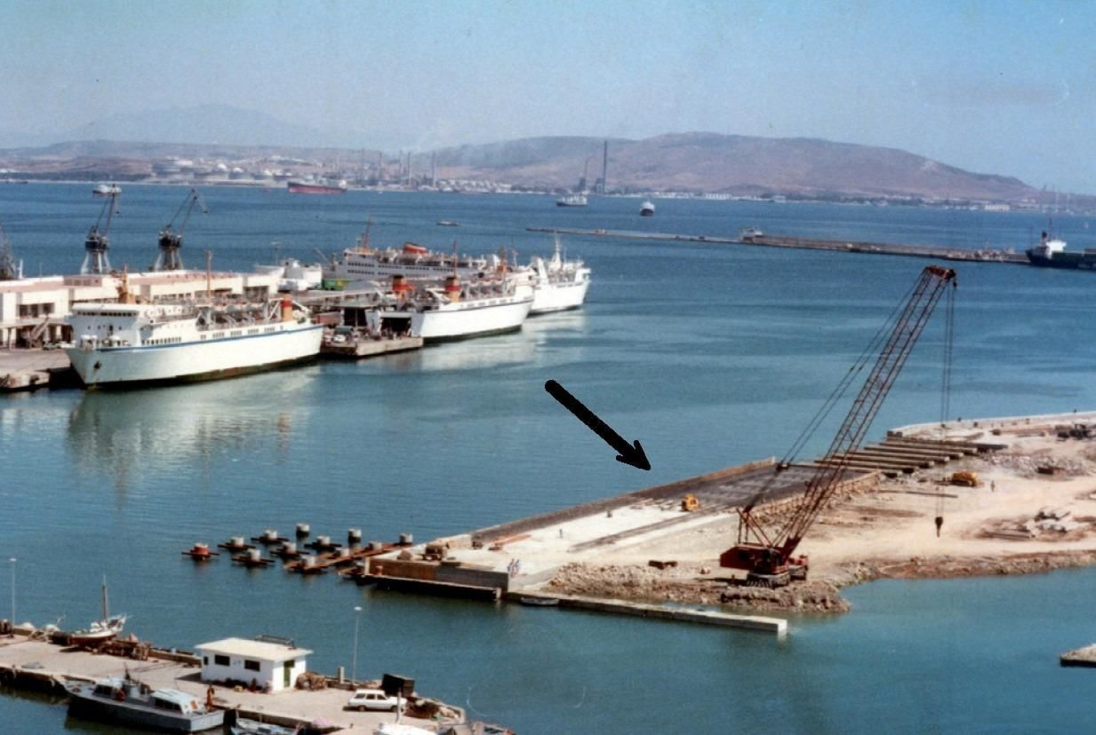 Obras de ampliación hacia el oeste del muelle de la Isla Verde. Año 1980 (Archivo de la APBA).